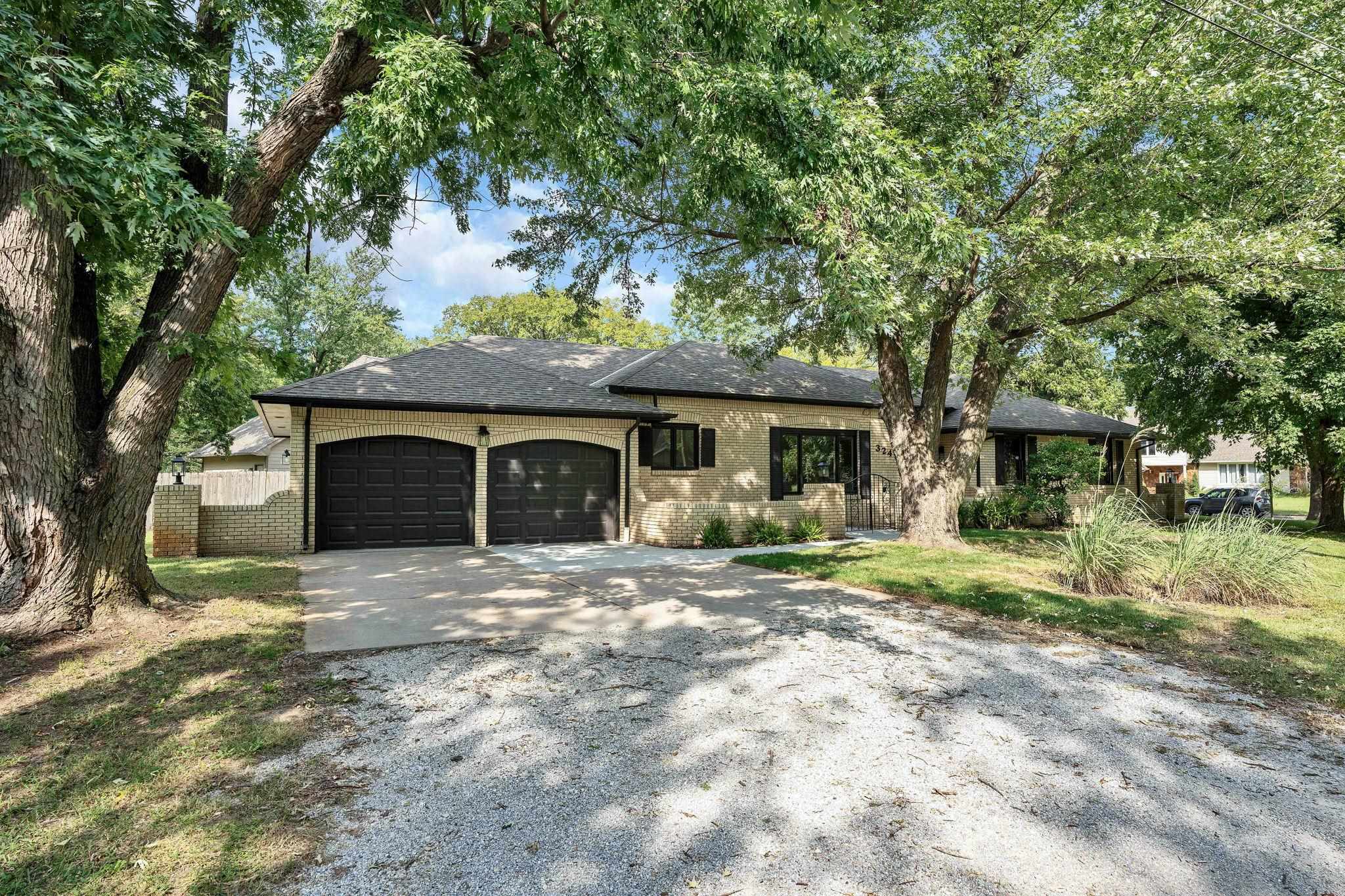3249 N Hood Ct — photo