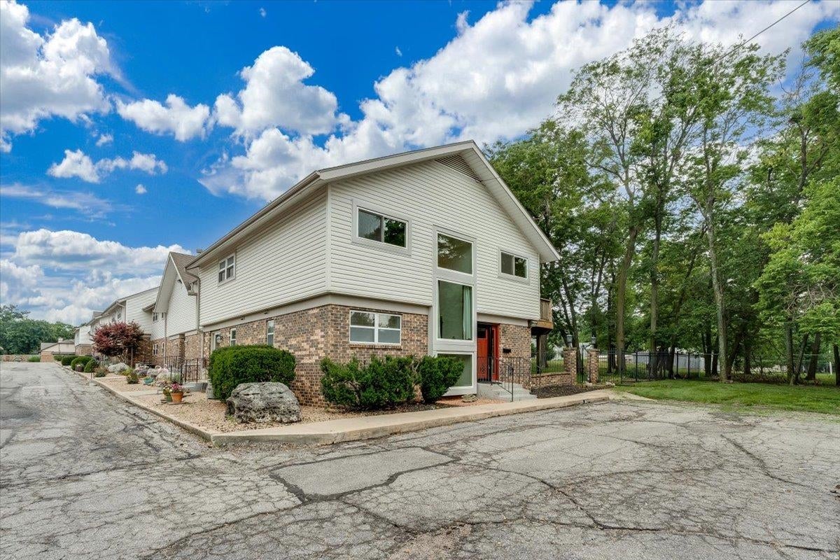 111 S Summit St B8 — photo