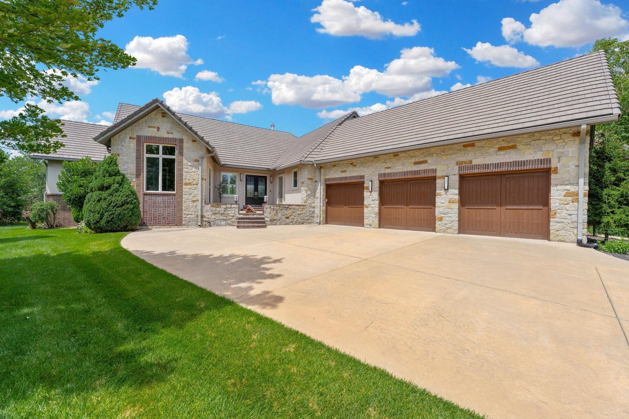 10817 E Glengate Cir — photo