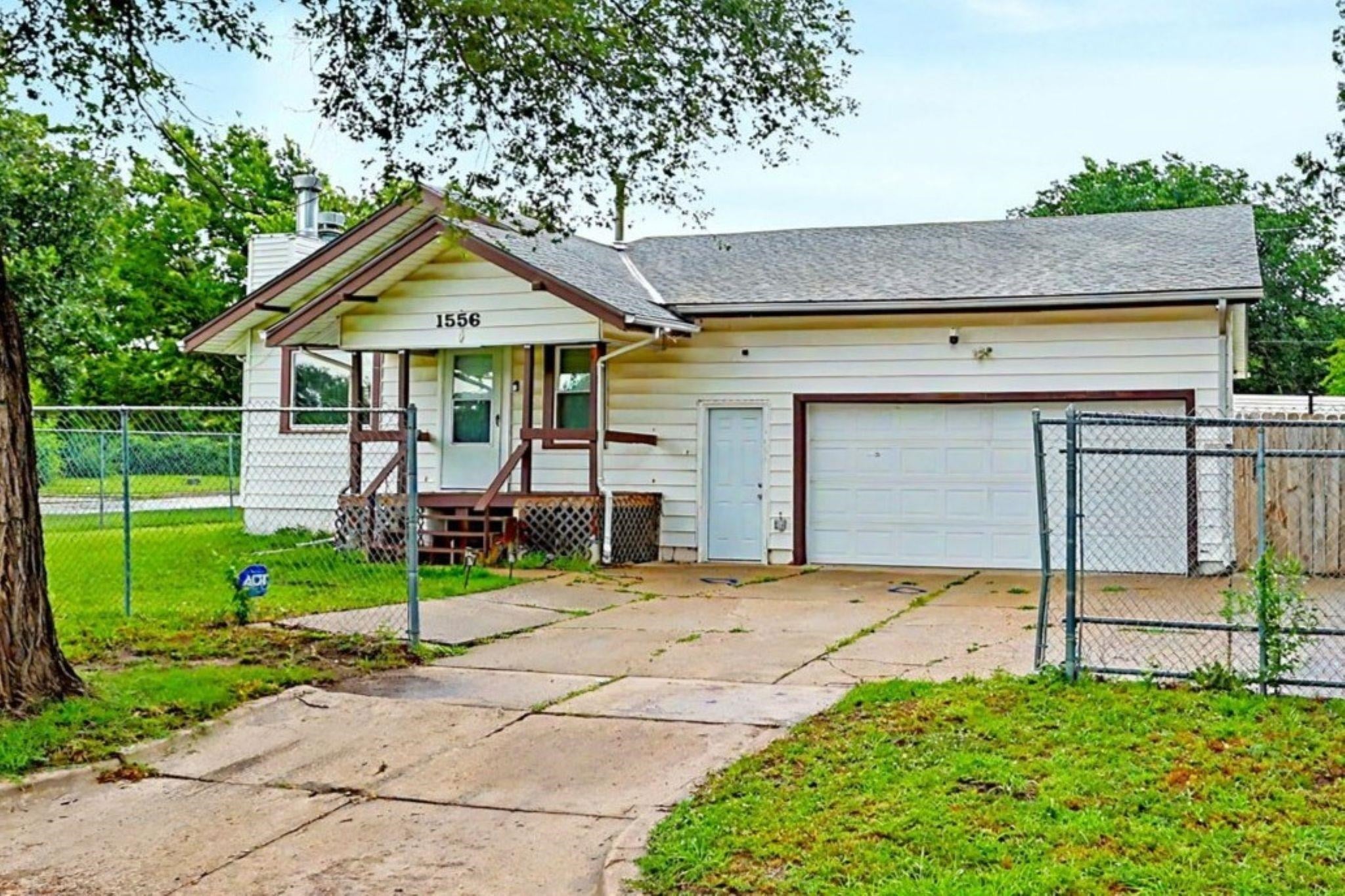 1556 N Poplar — photo