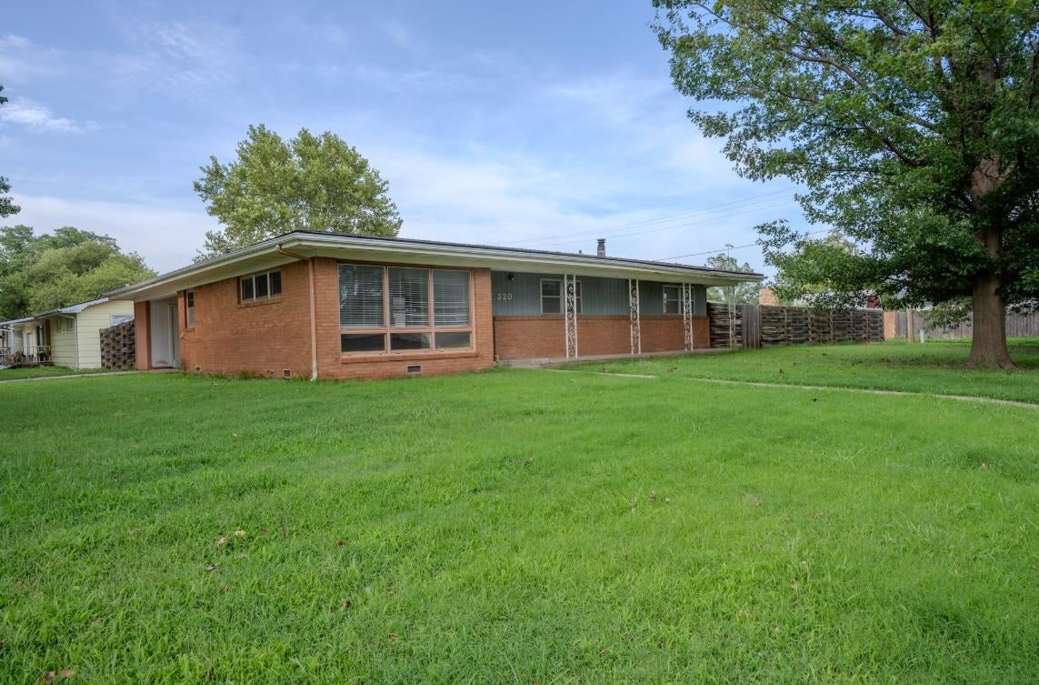 320 W College Ave — photo