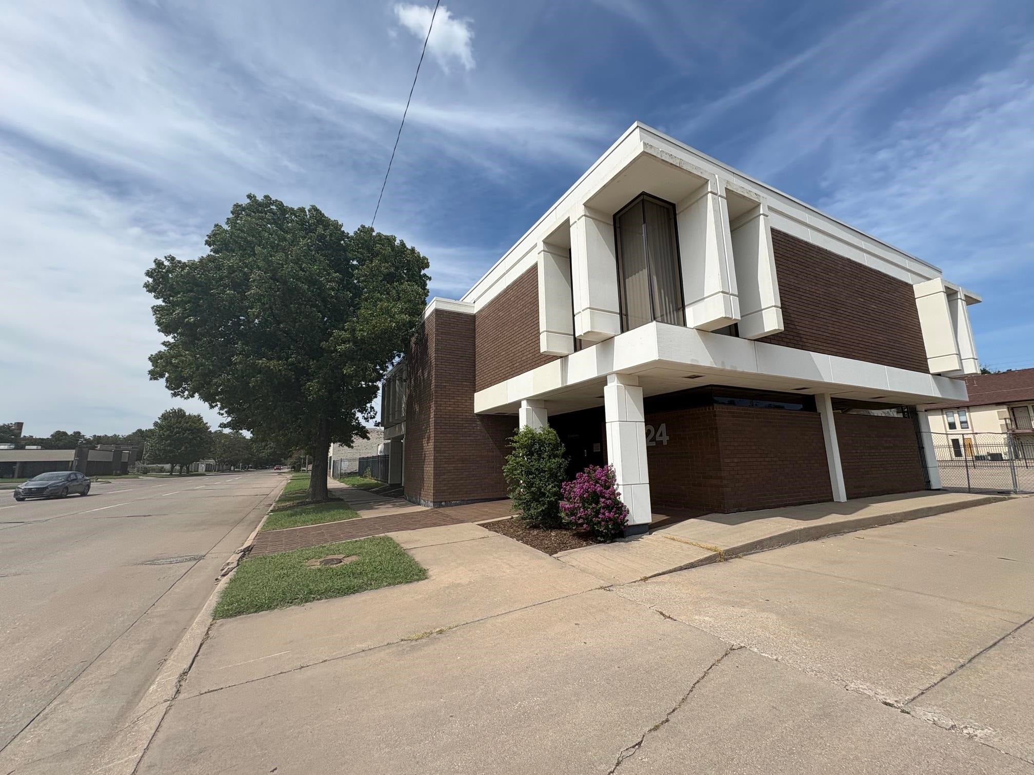 924 N Main St. — photo