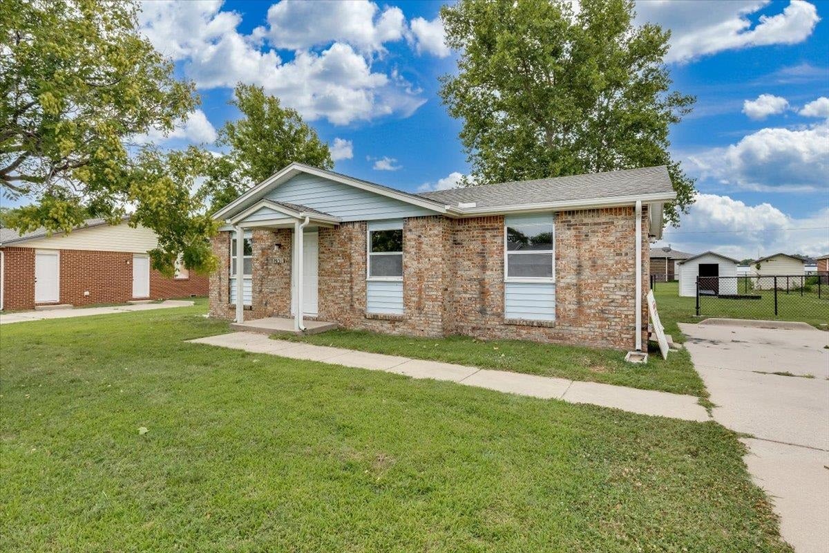 7031 W Frazier Ln — photo