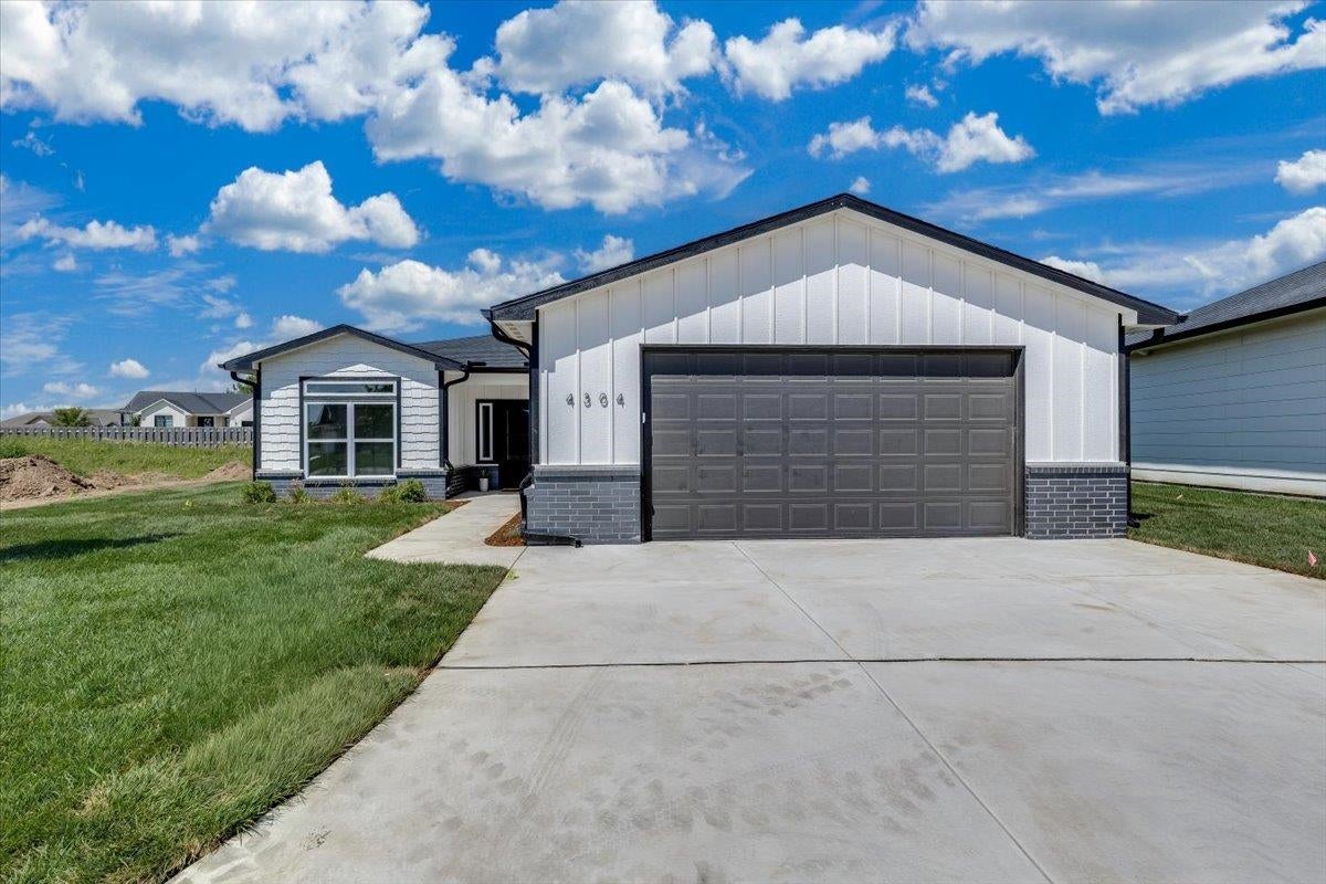 4304 N Sunny Ct — photo