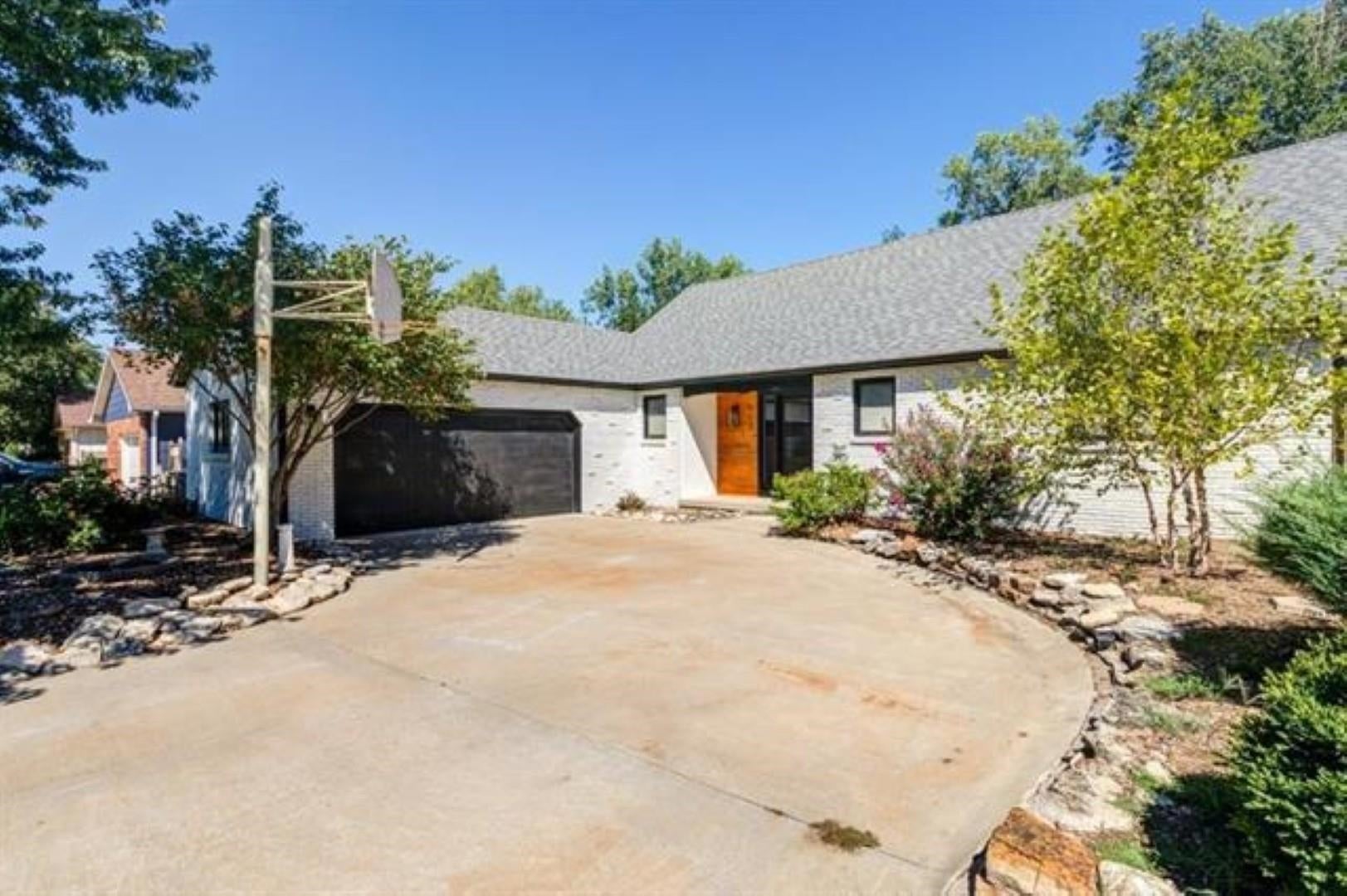 117 S Eastborough Rd. — photo