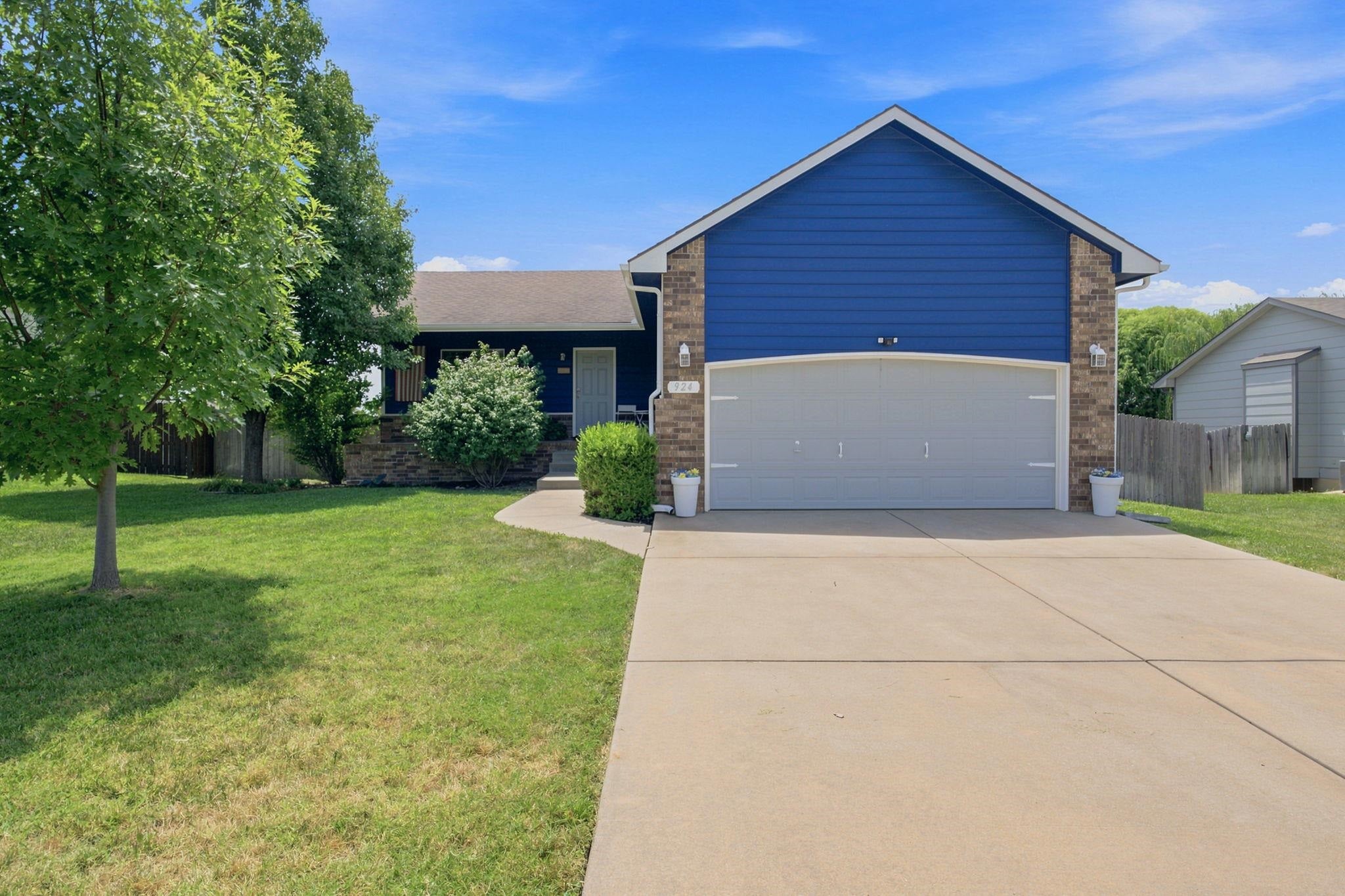924 E Splitwood Way St. — photo