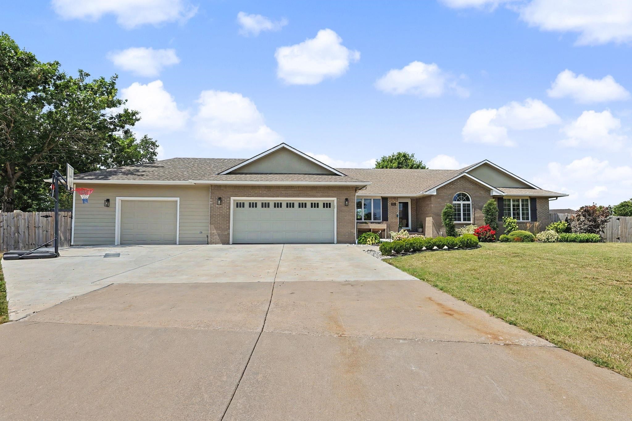 525 Stone Creek Dr — photo
