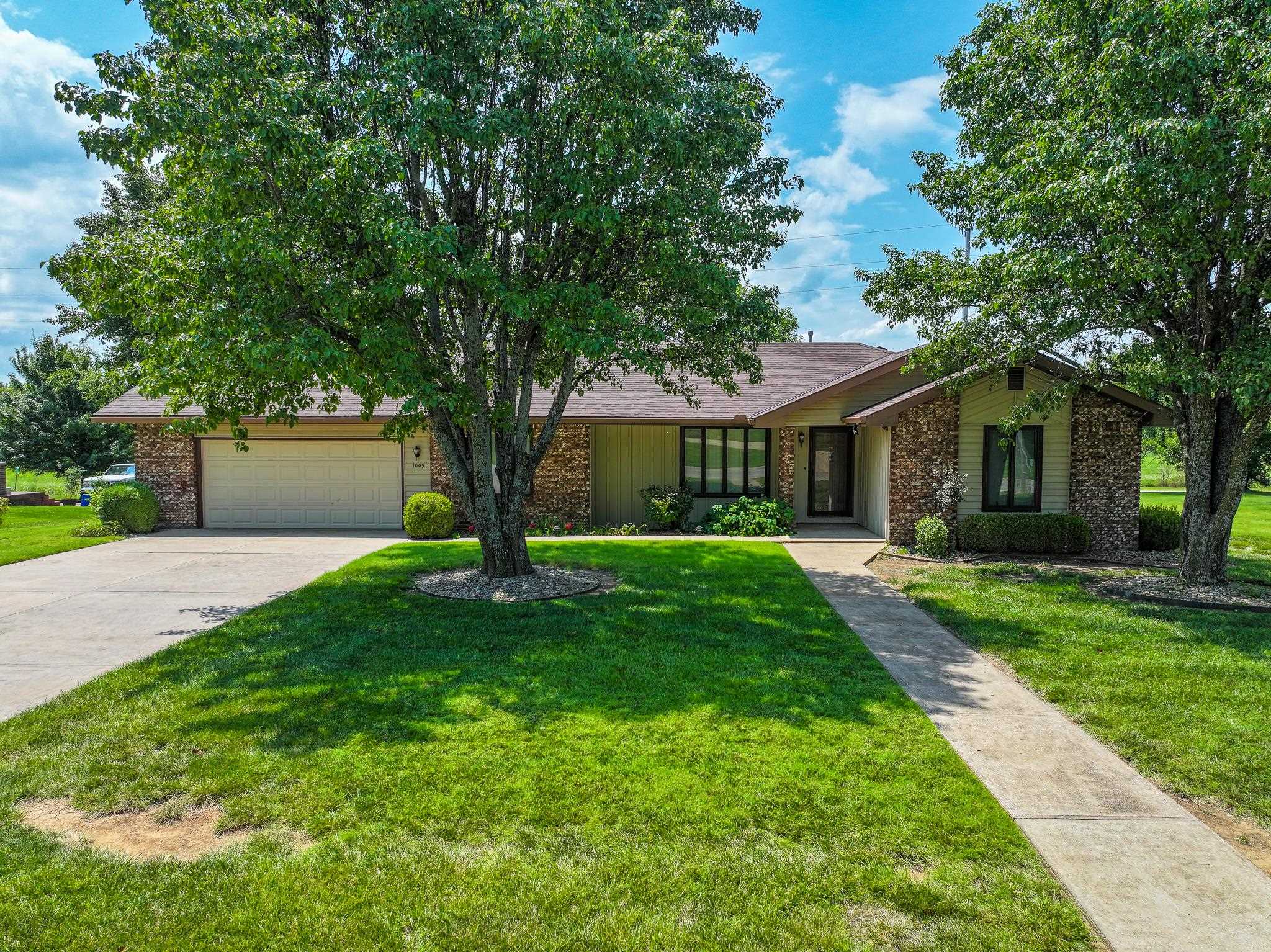 1009 Country Club Dr — photo