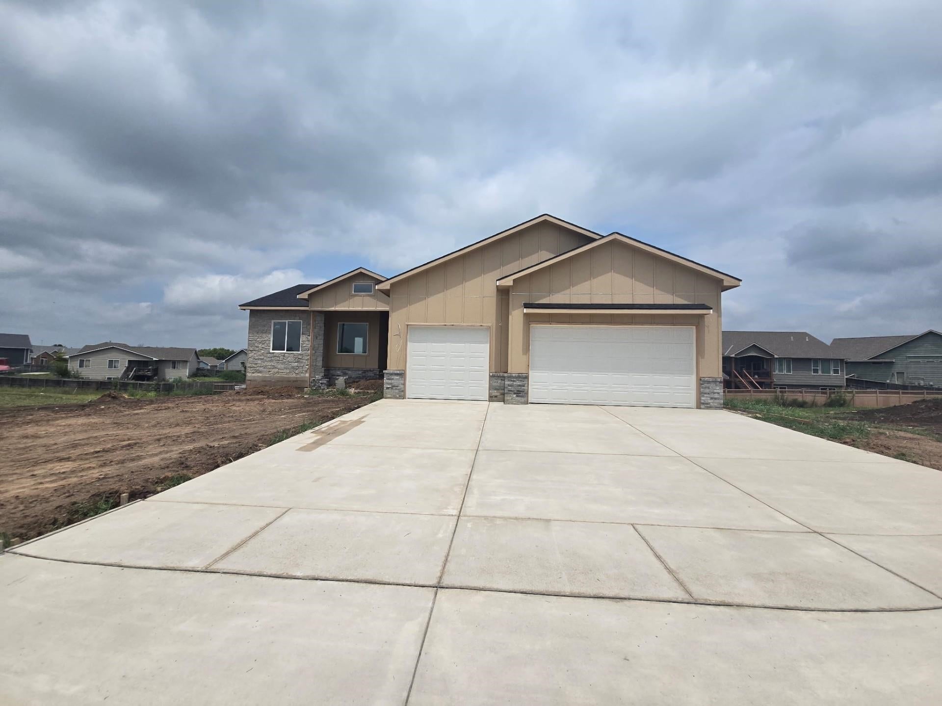 2910 E Burlington Cir — photo