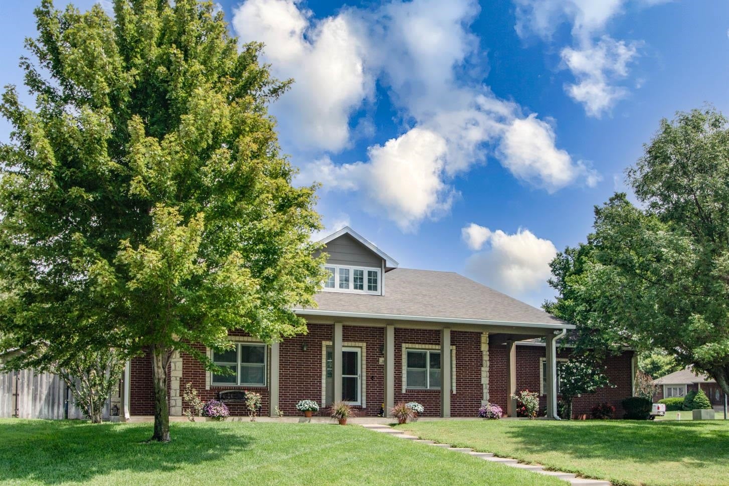 114 W Woodland Ct — photo