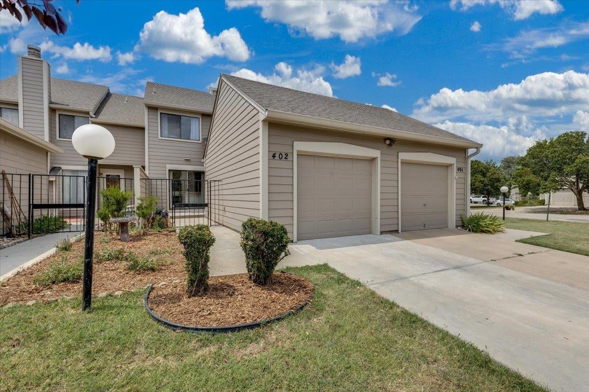 2221 N Bramblewood Unit 402 — photo