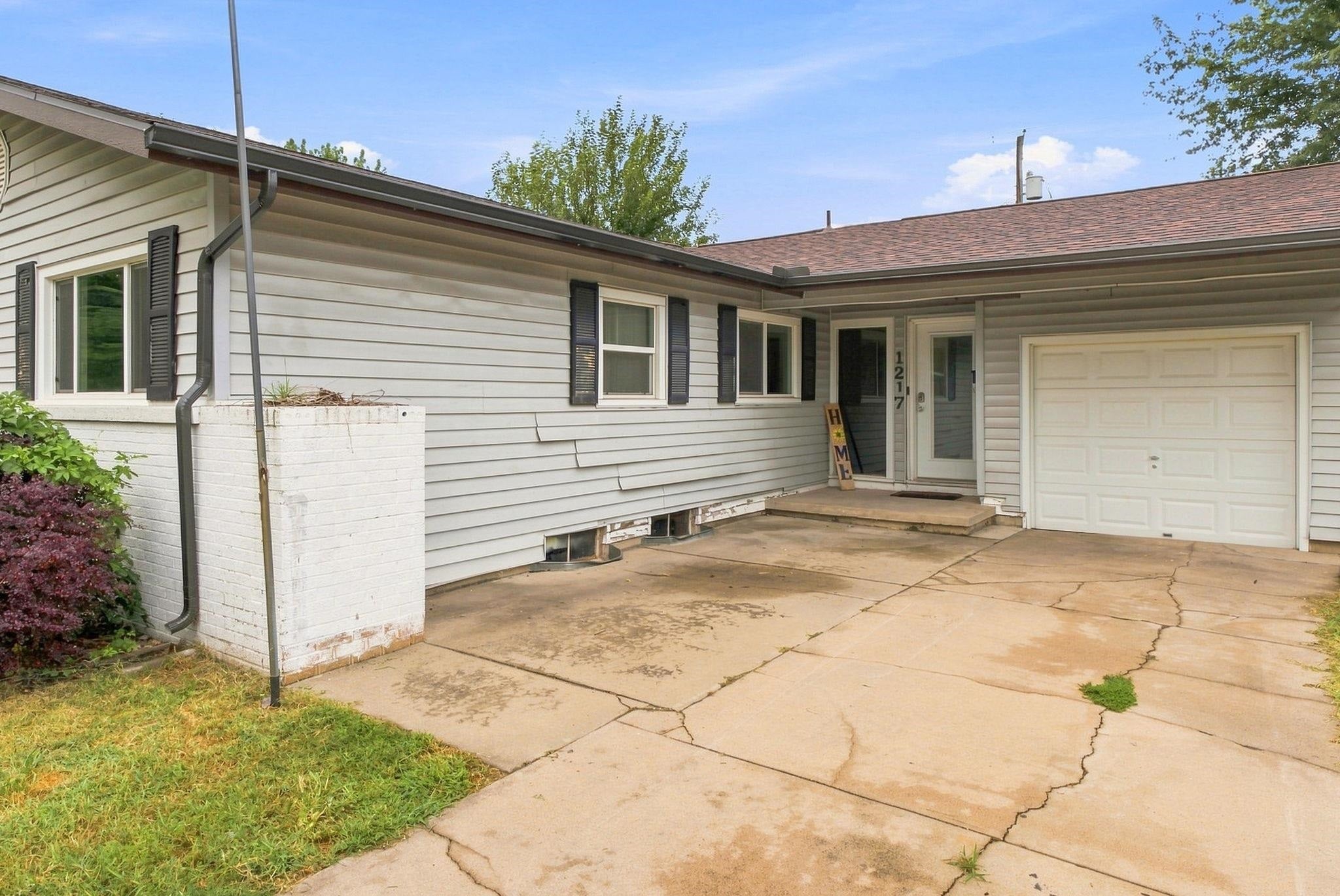 1217 W Dallas St — photo