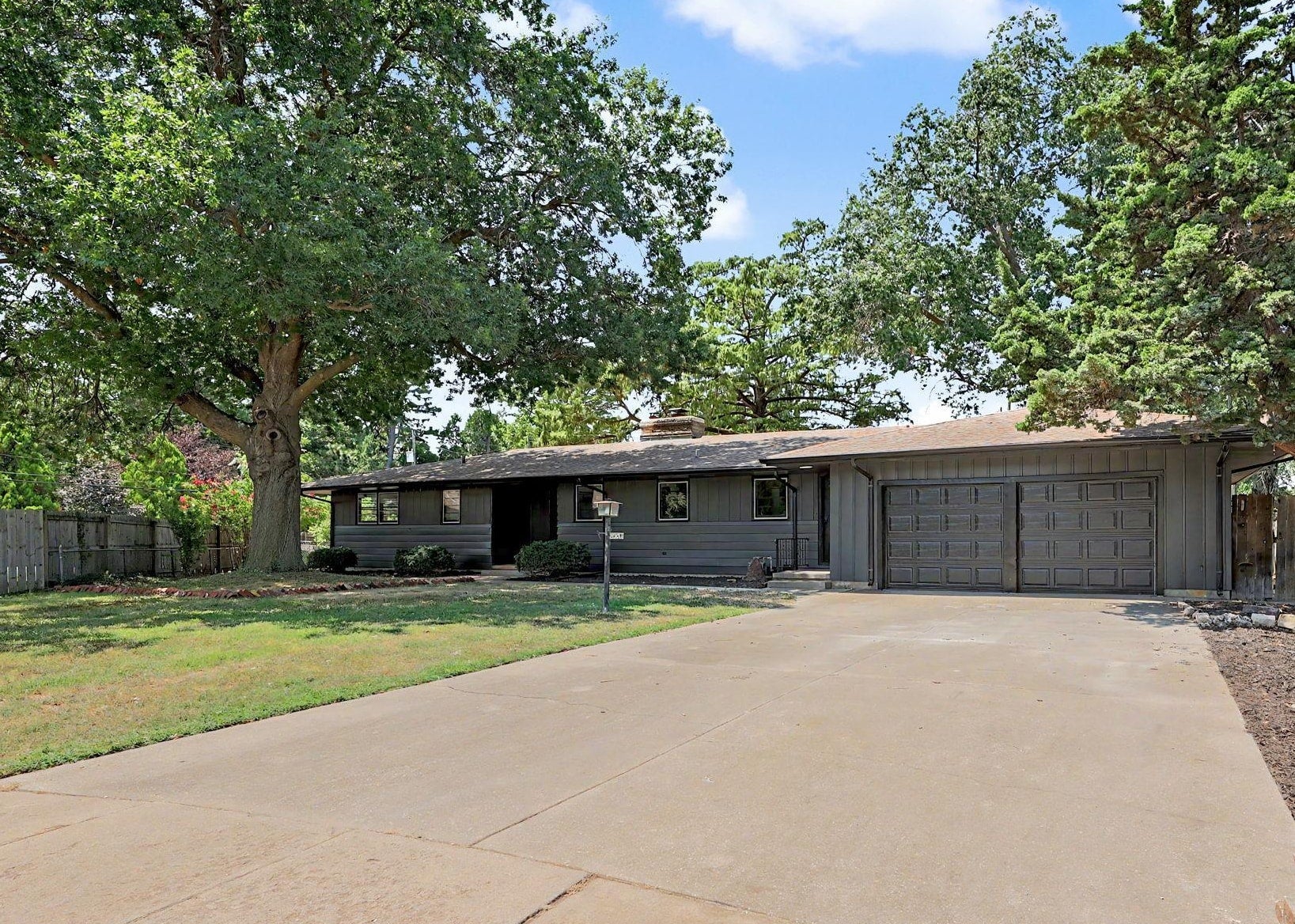 3321 E Bellaire Ct — photo