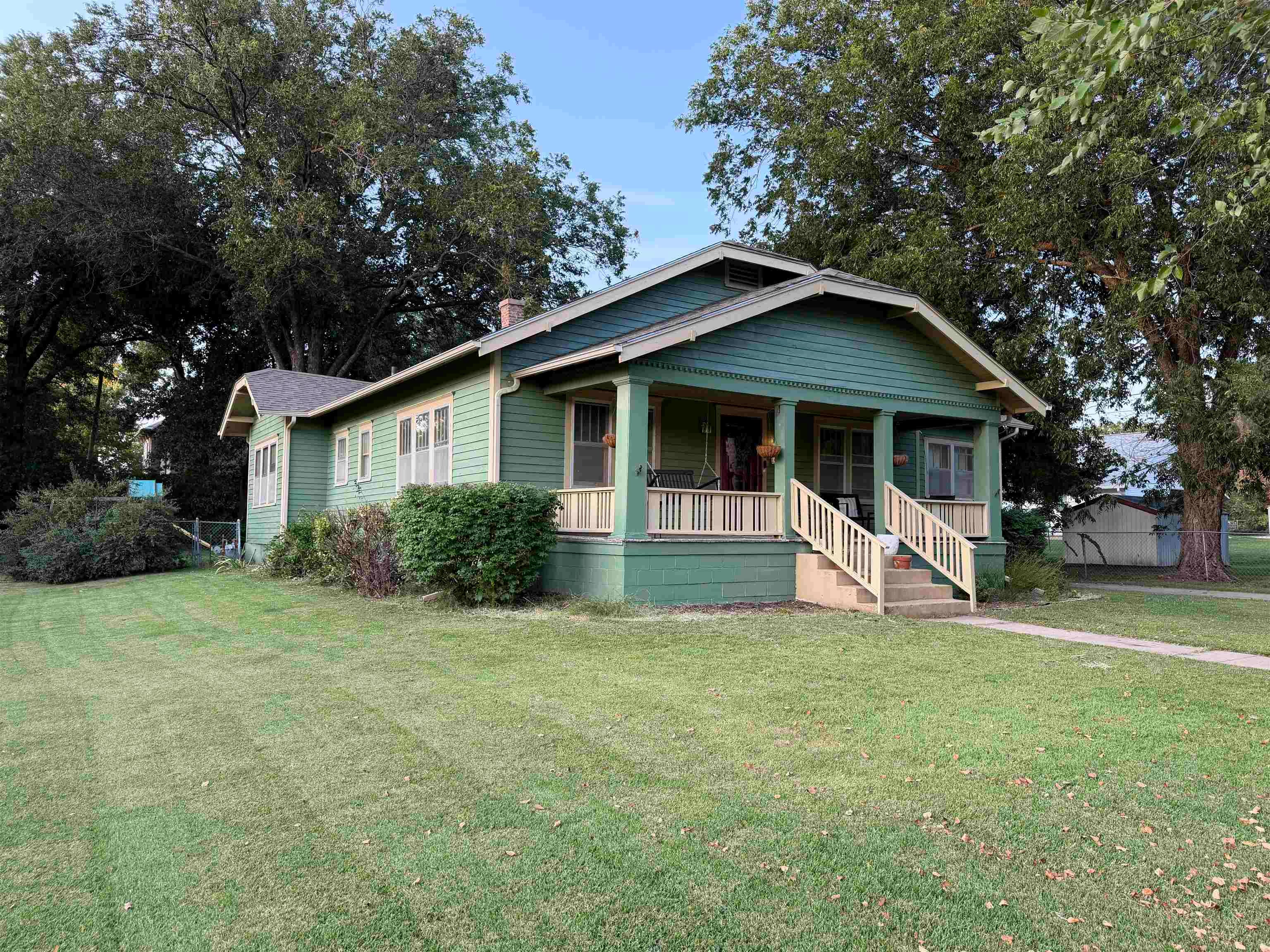 608 E 2nd St, Eureka, KS 67045 — photo 2