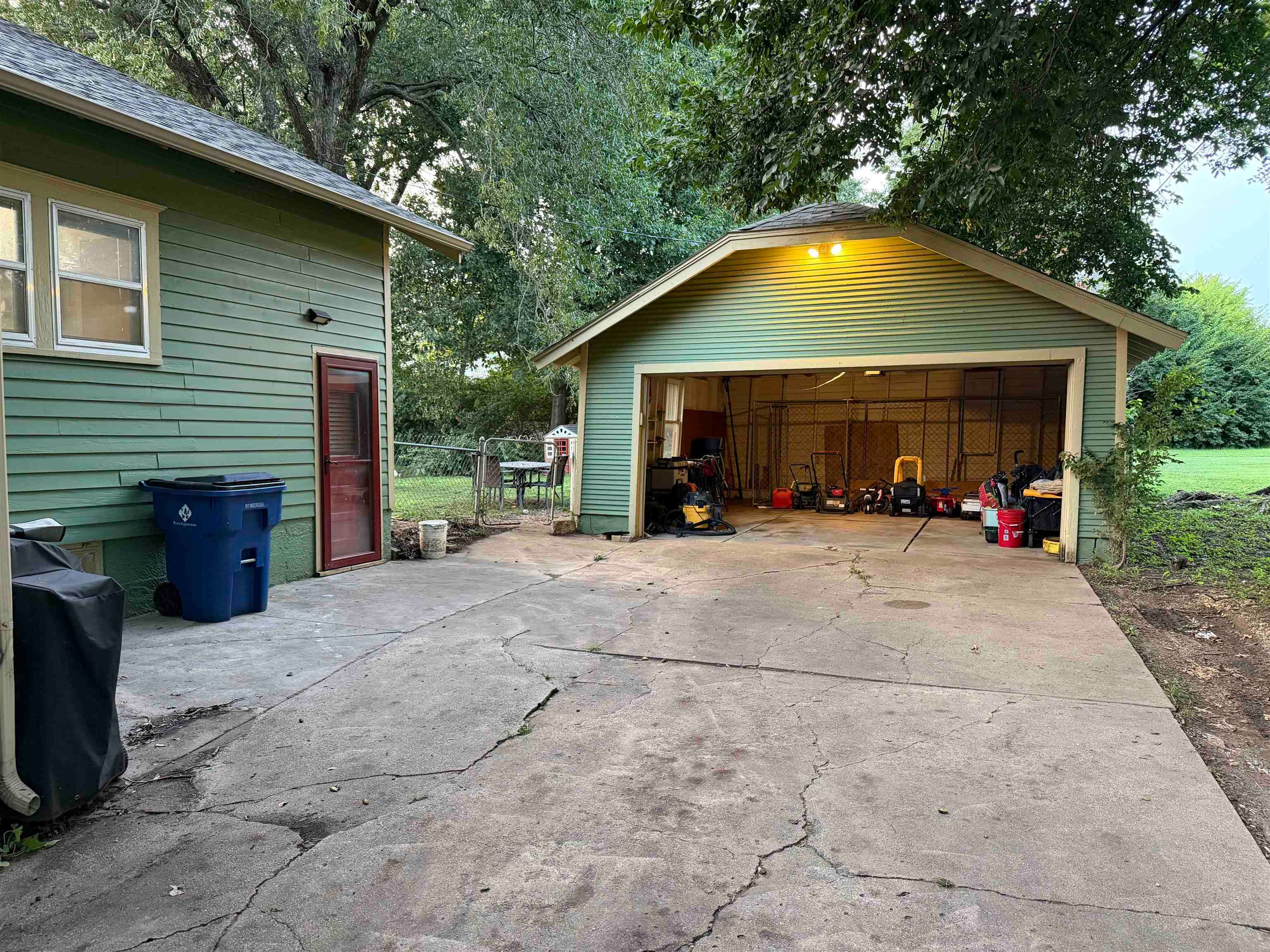 608 E 2nd St, Eureka, KS 67045 — photo 3