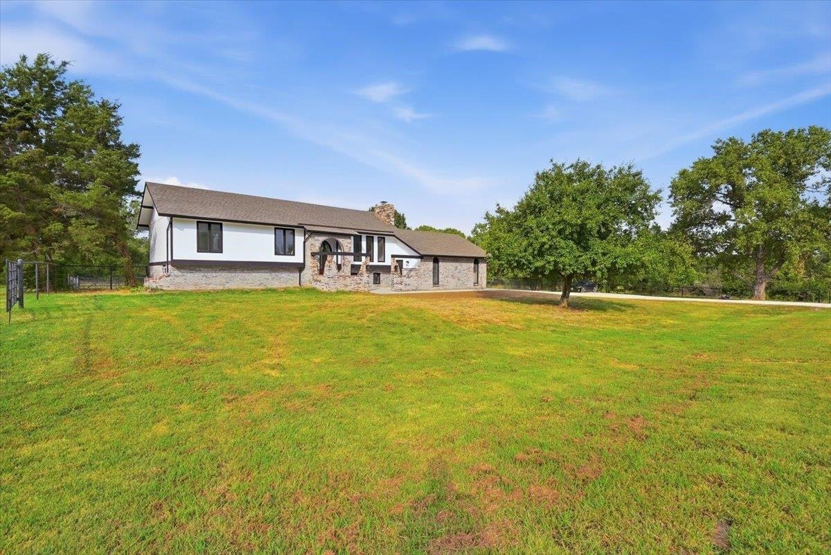 11 Pony Meadows Dr — photo