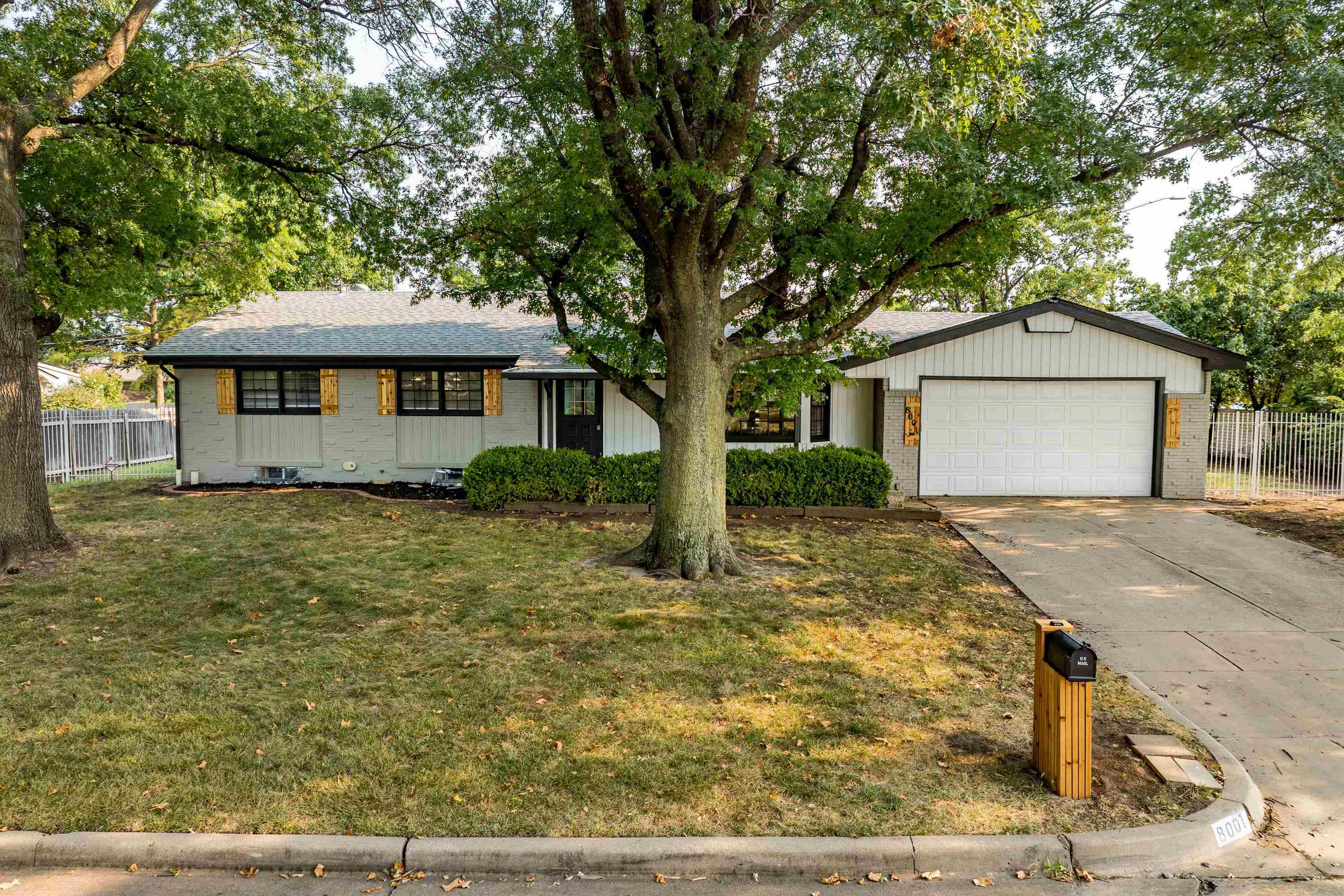 8001 E Willowbrook Rd — photo