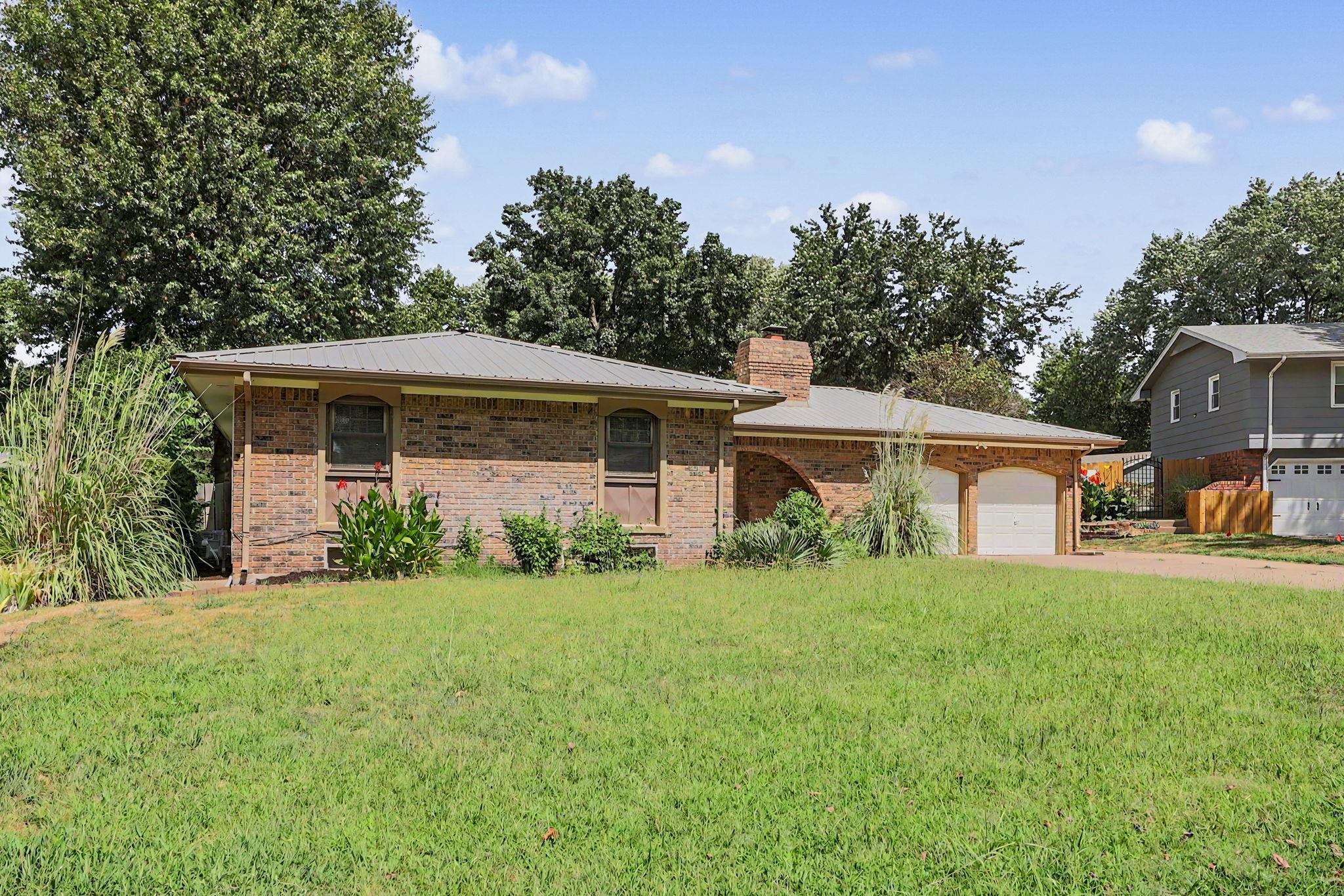 1306 E Brookfield Lane — photo
