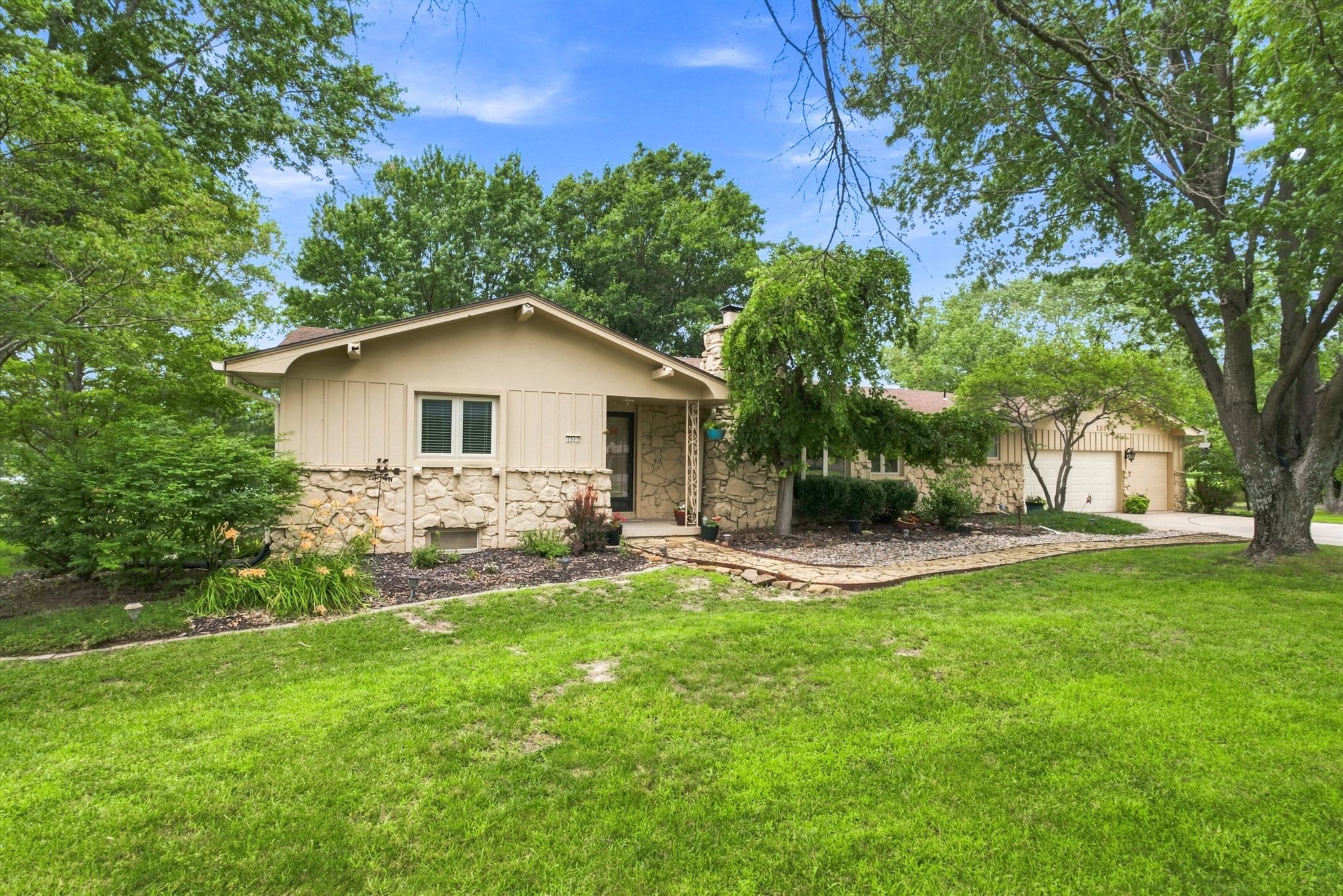 1511 S Phyllis Ln — photo