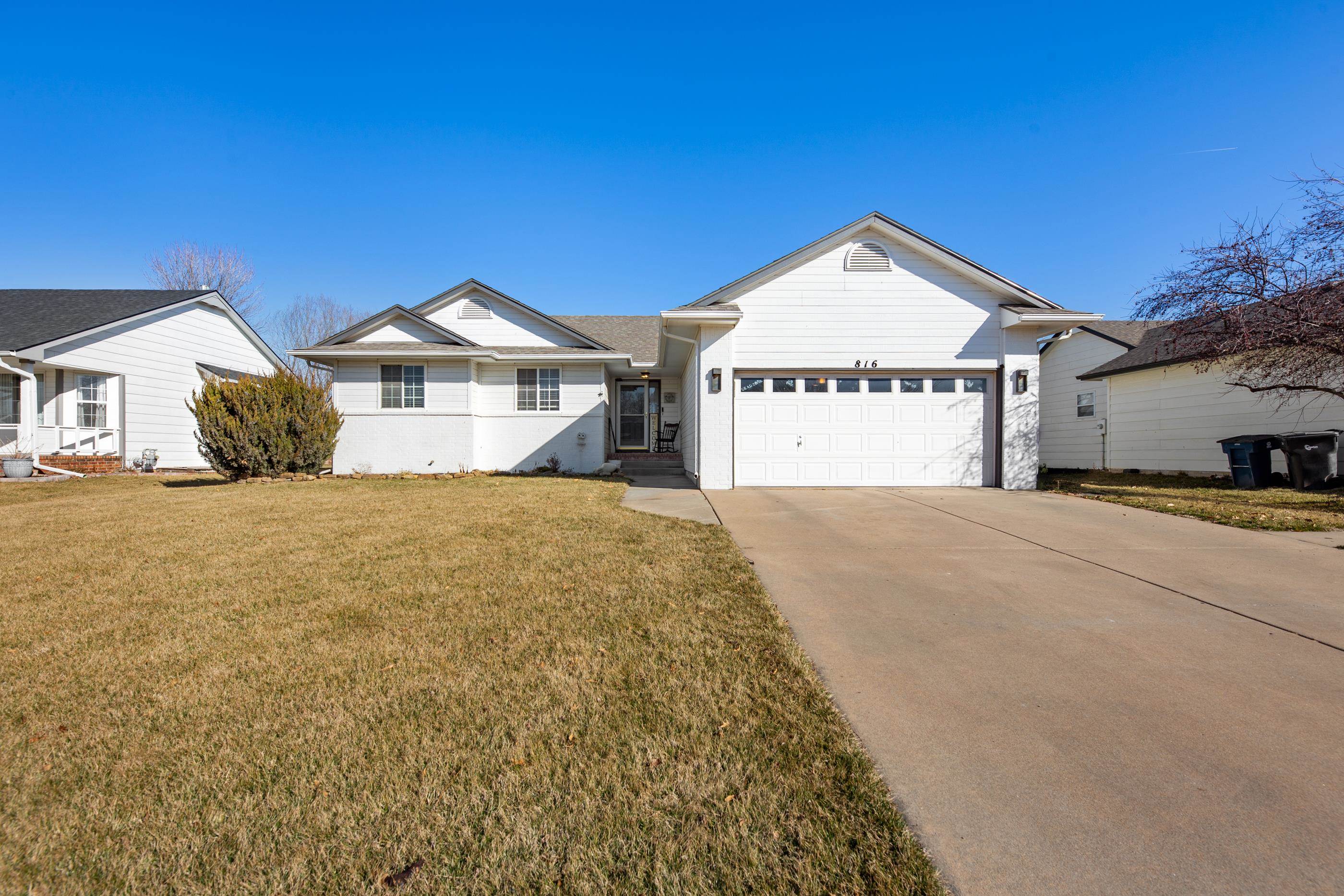 816 Country Ln. — photo