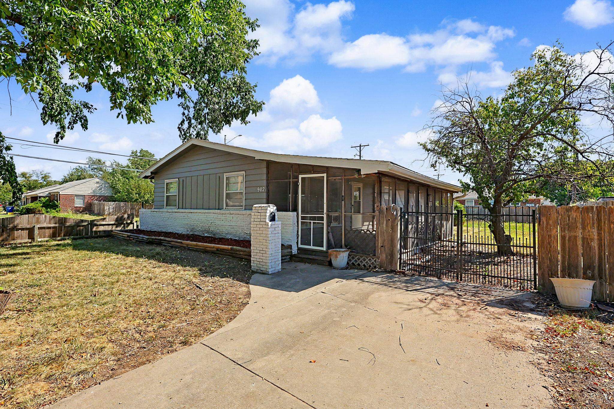 902 S Royal Rd — photo