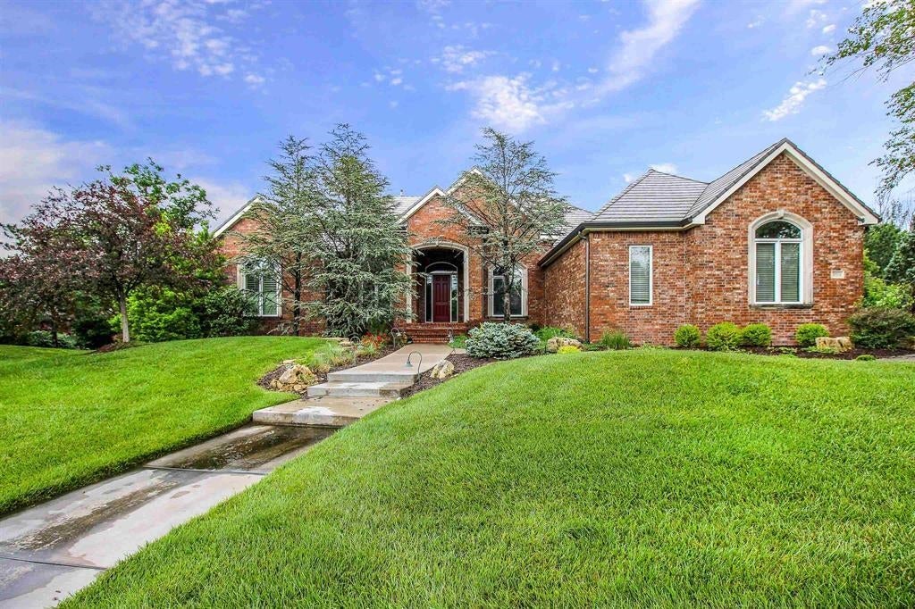 8513 E Bridlewood — photo