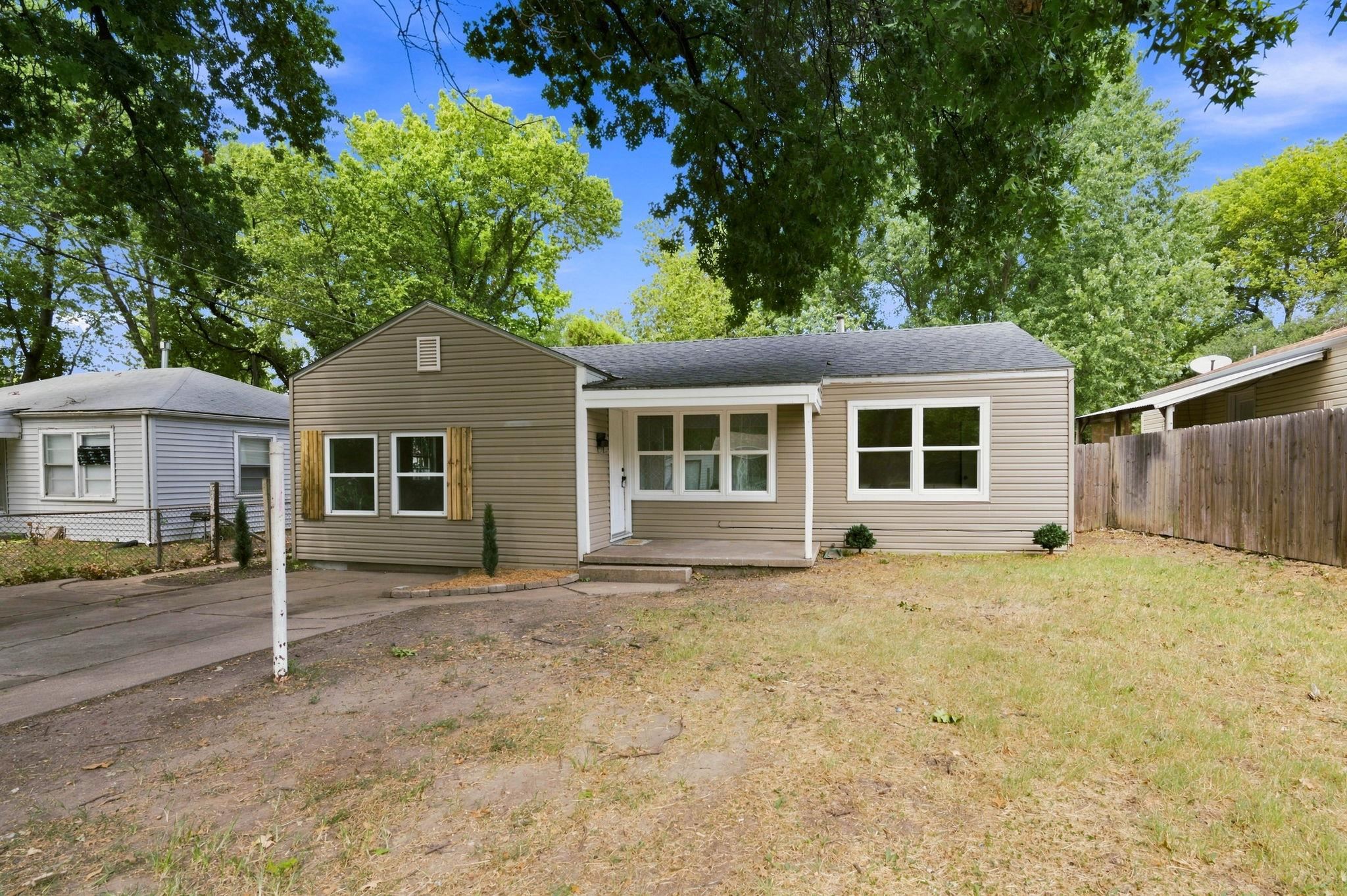 3114 E Range Rd — photo