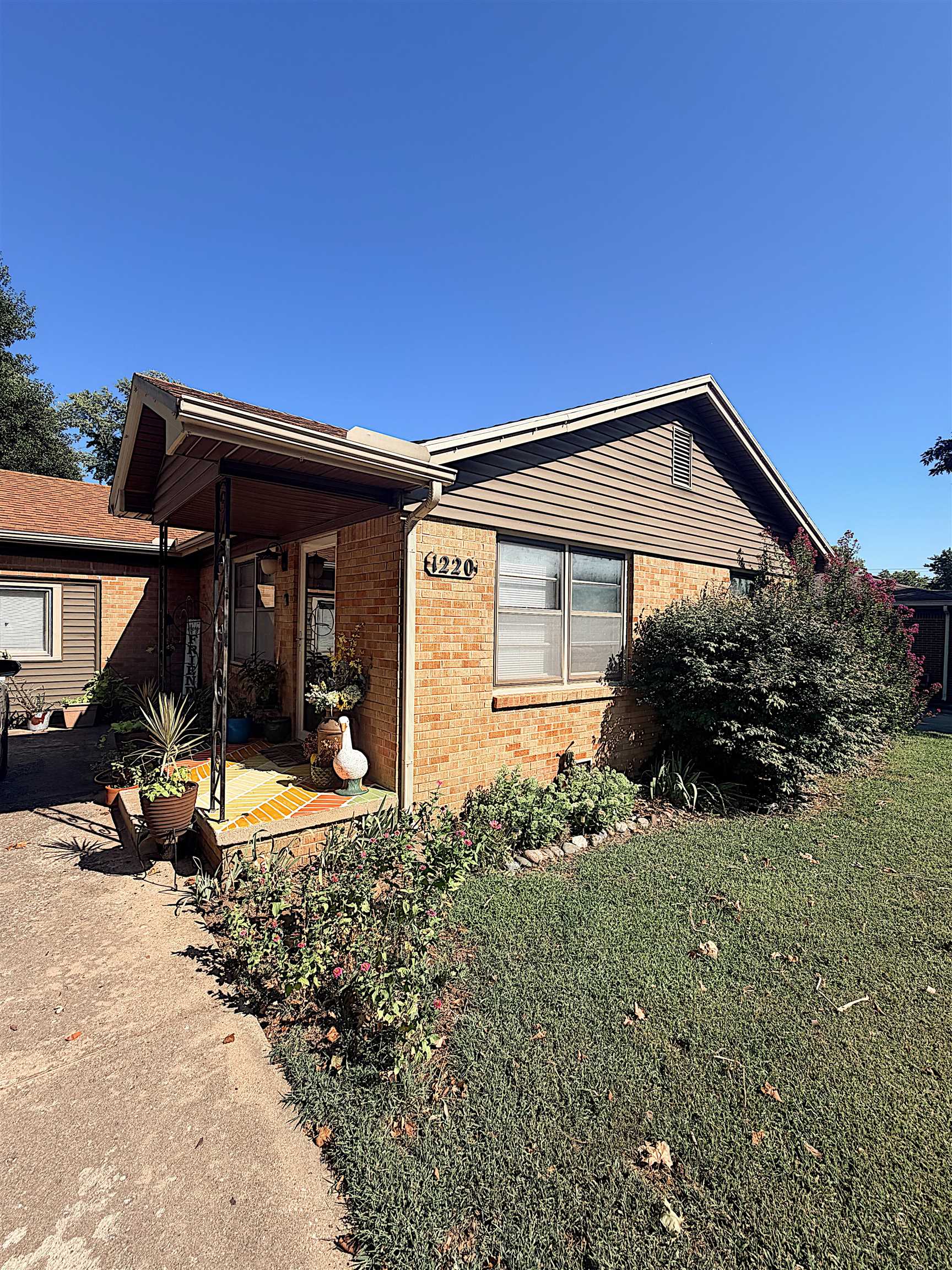 1220 N Lakeview Drive — photo