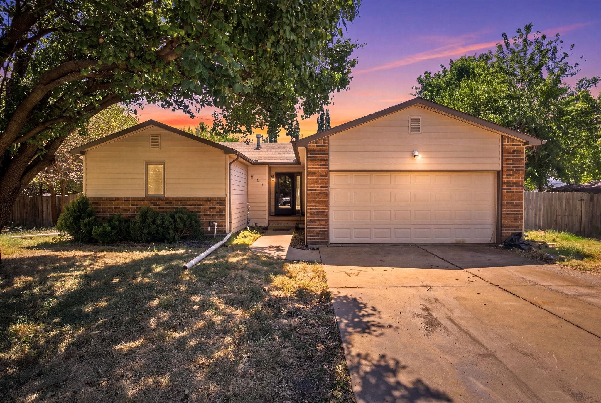 621 E Showalter — photo