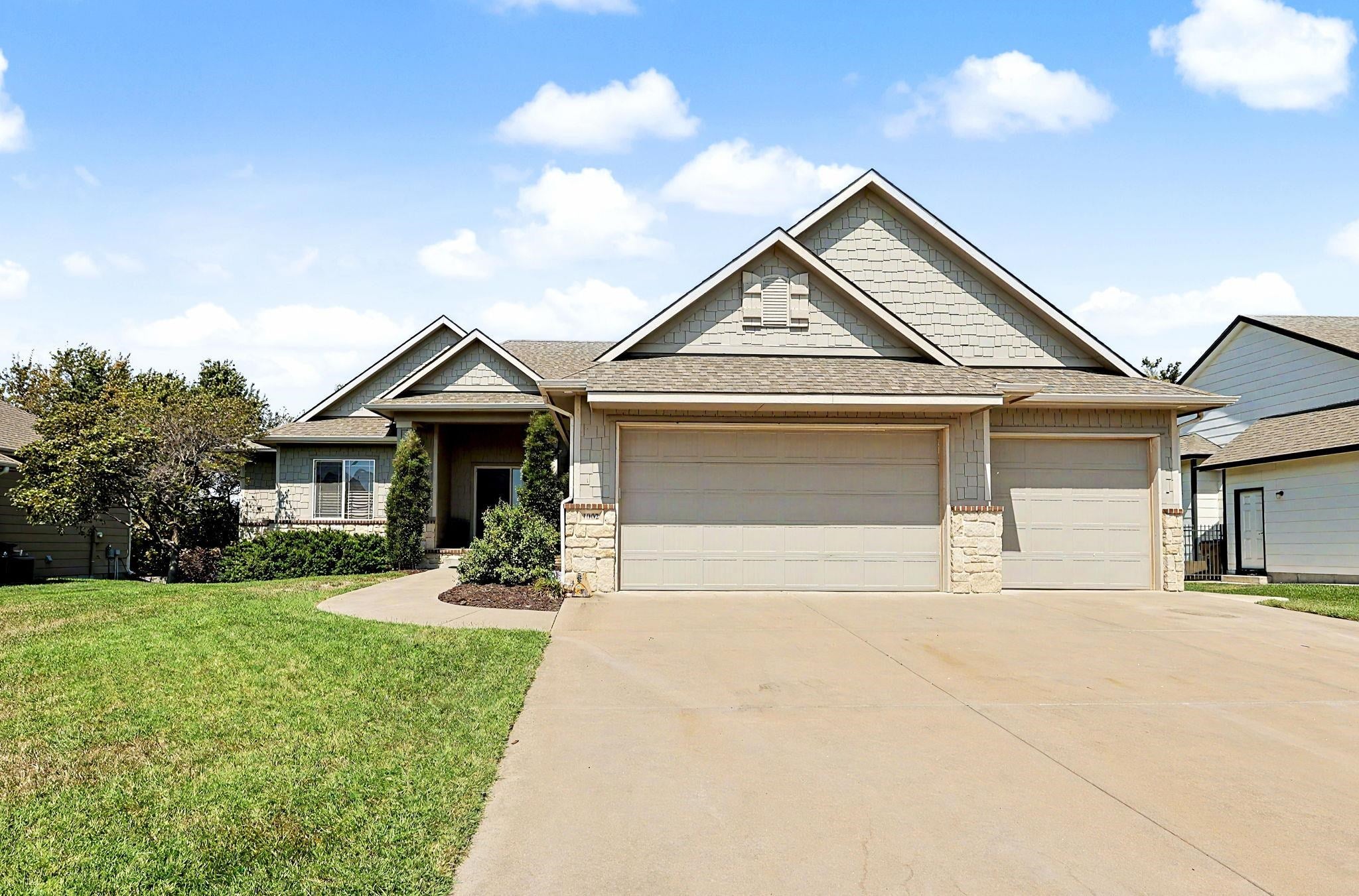 1002 E Woodstone Dr — photo