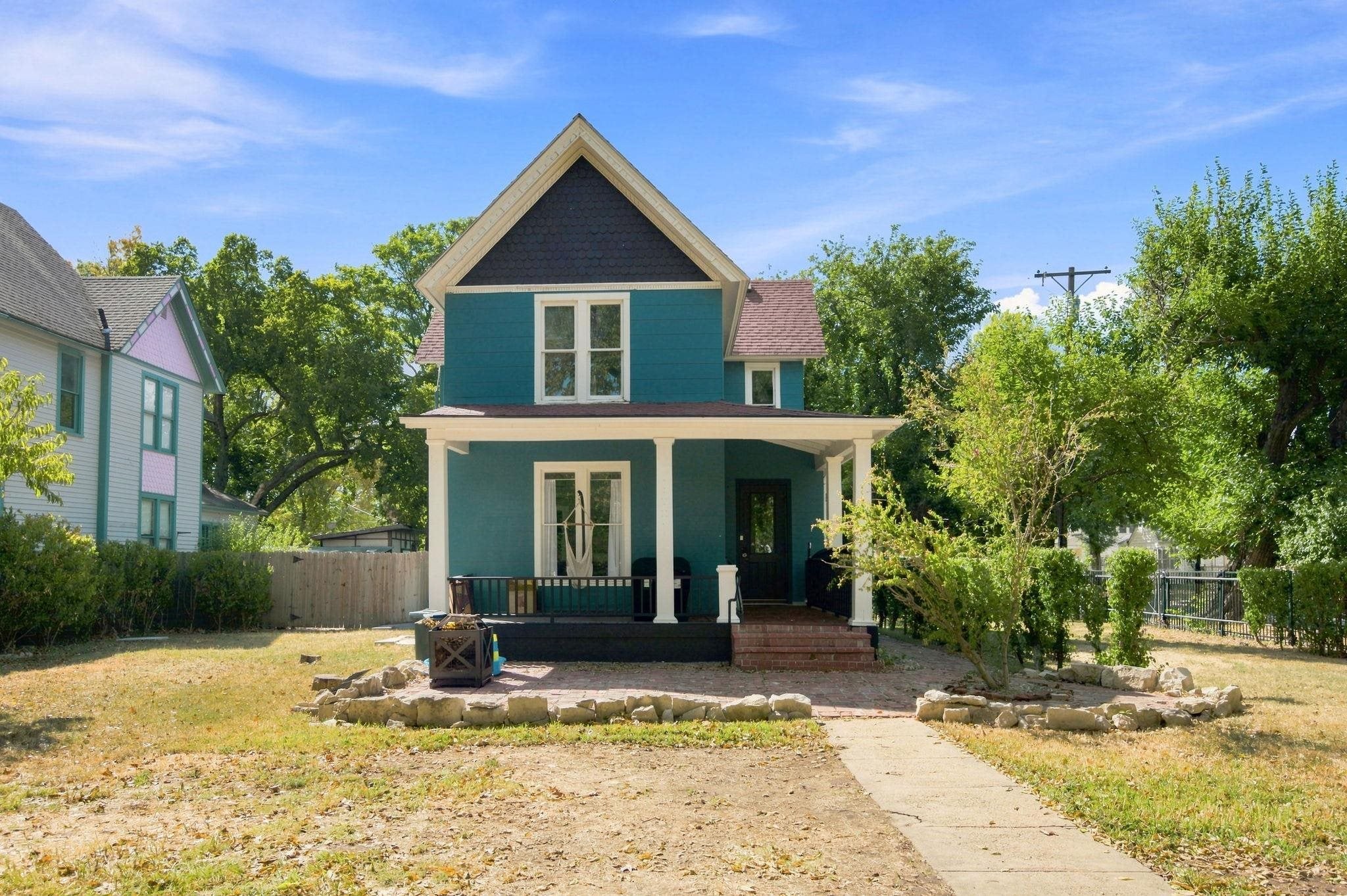 1557 N Fairview Ave — photo