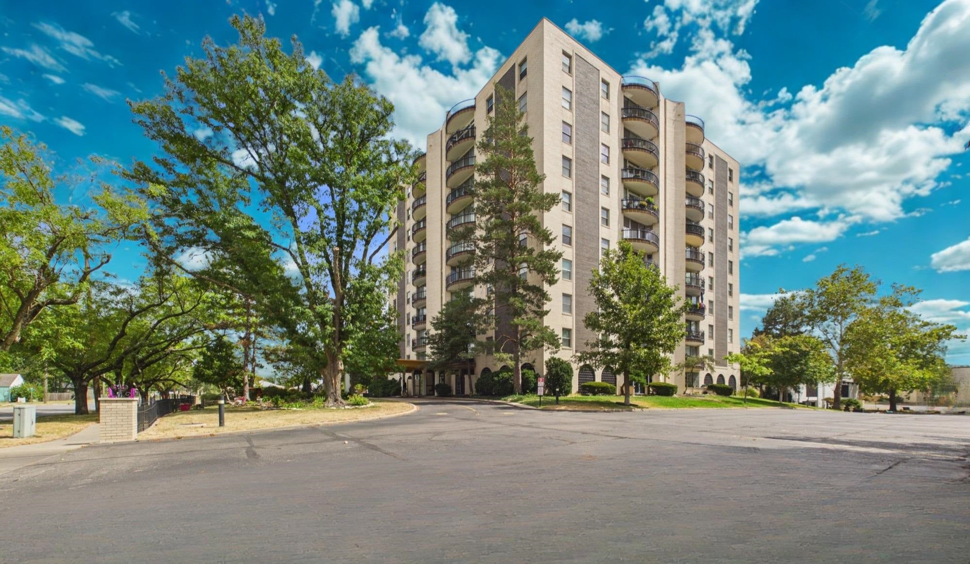 5051 E Lincoln St Apt 8F — photo