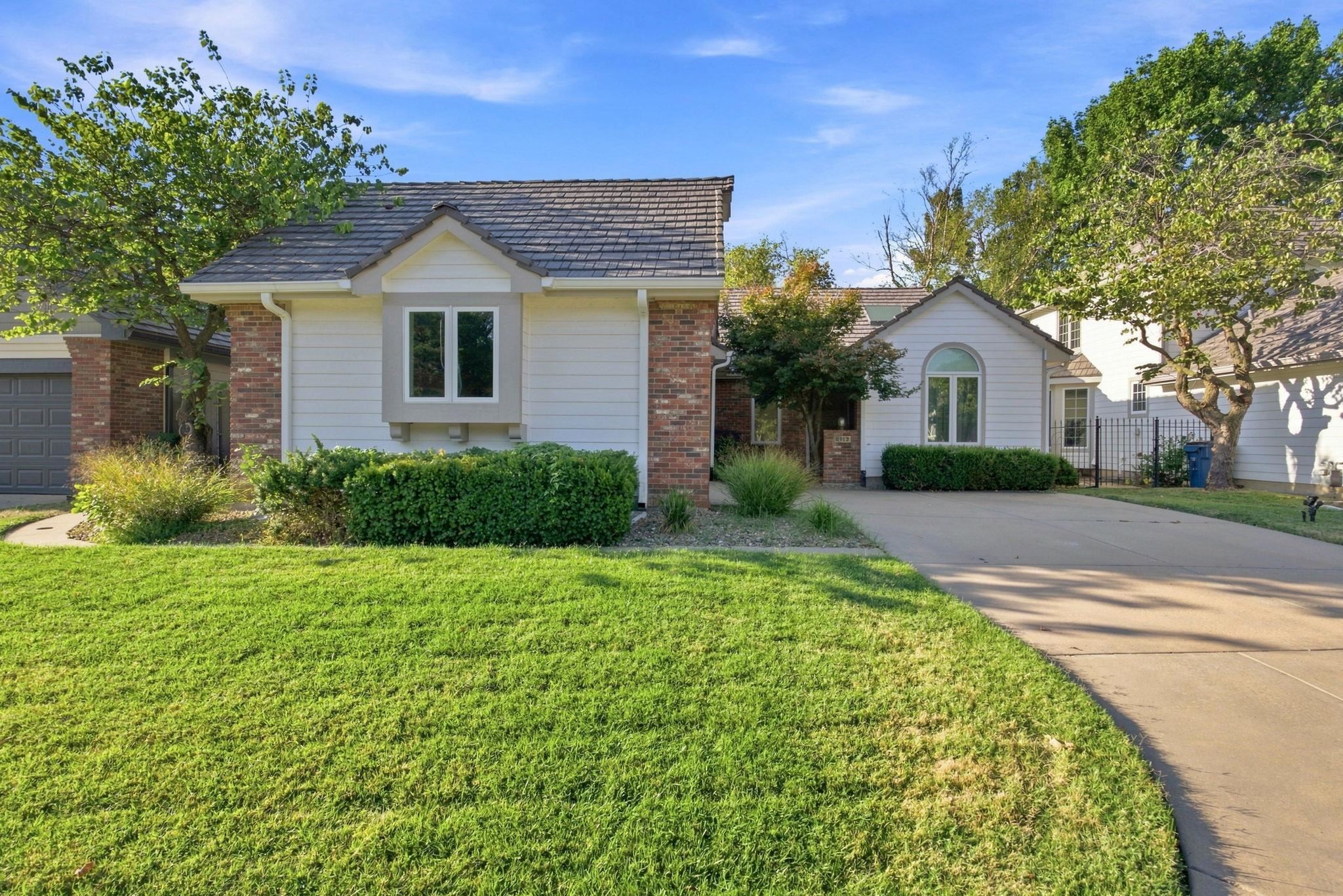 8913 E Bradford Cir — photo