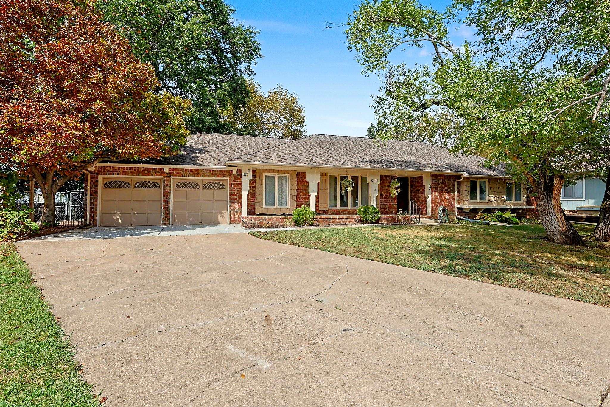 661 N Oak Ct — photo