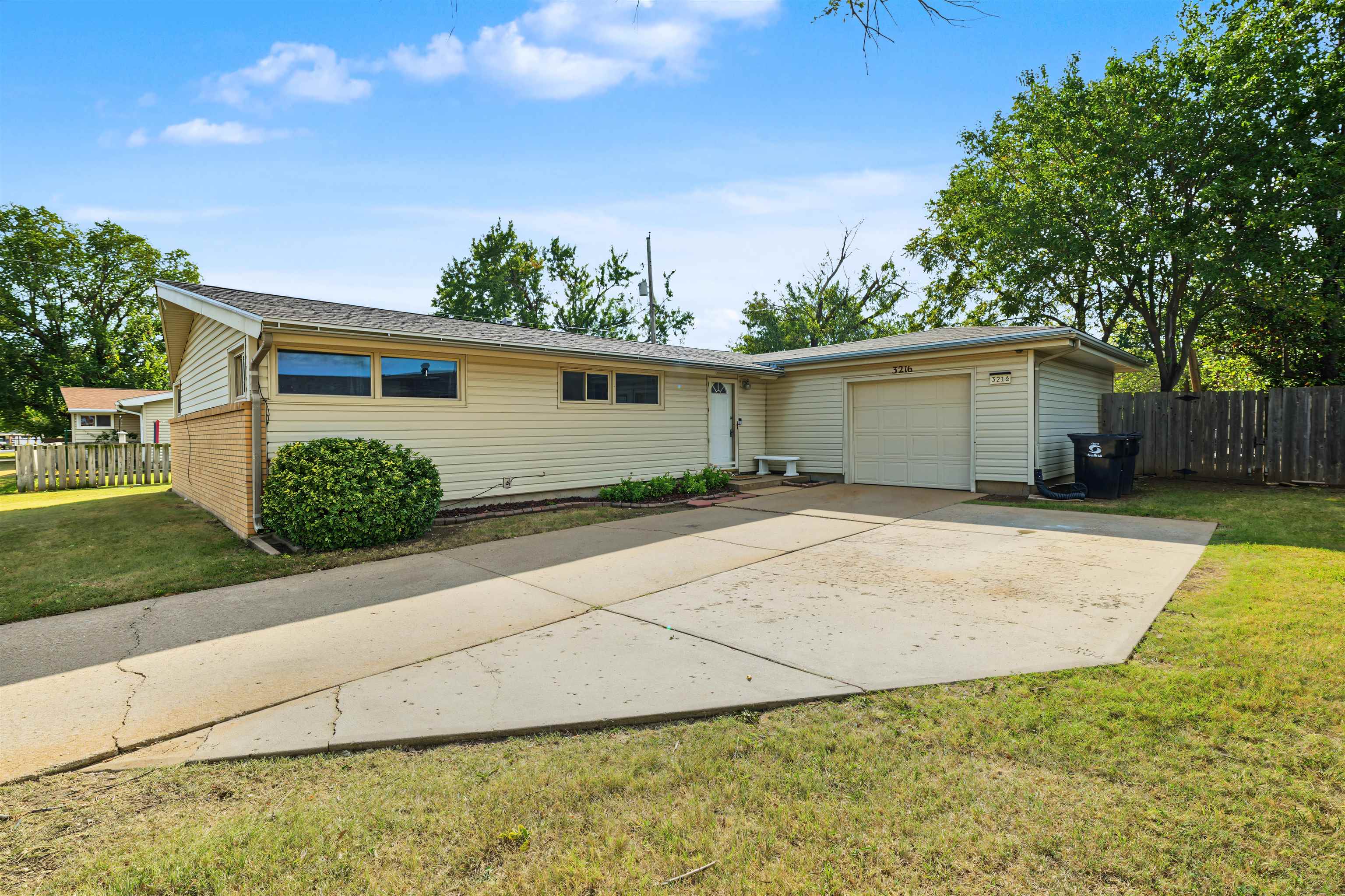 3216 Canterbury Dr — photo