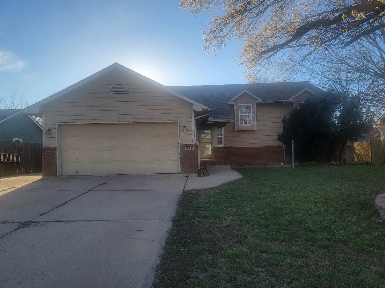 929 Clover Ln — photo