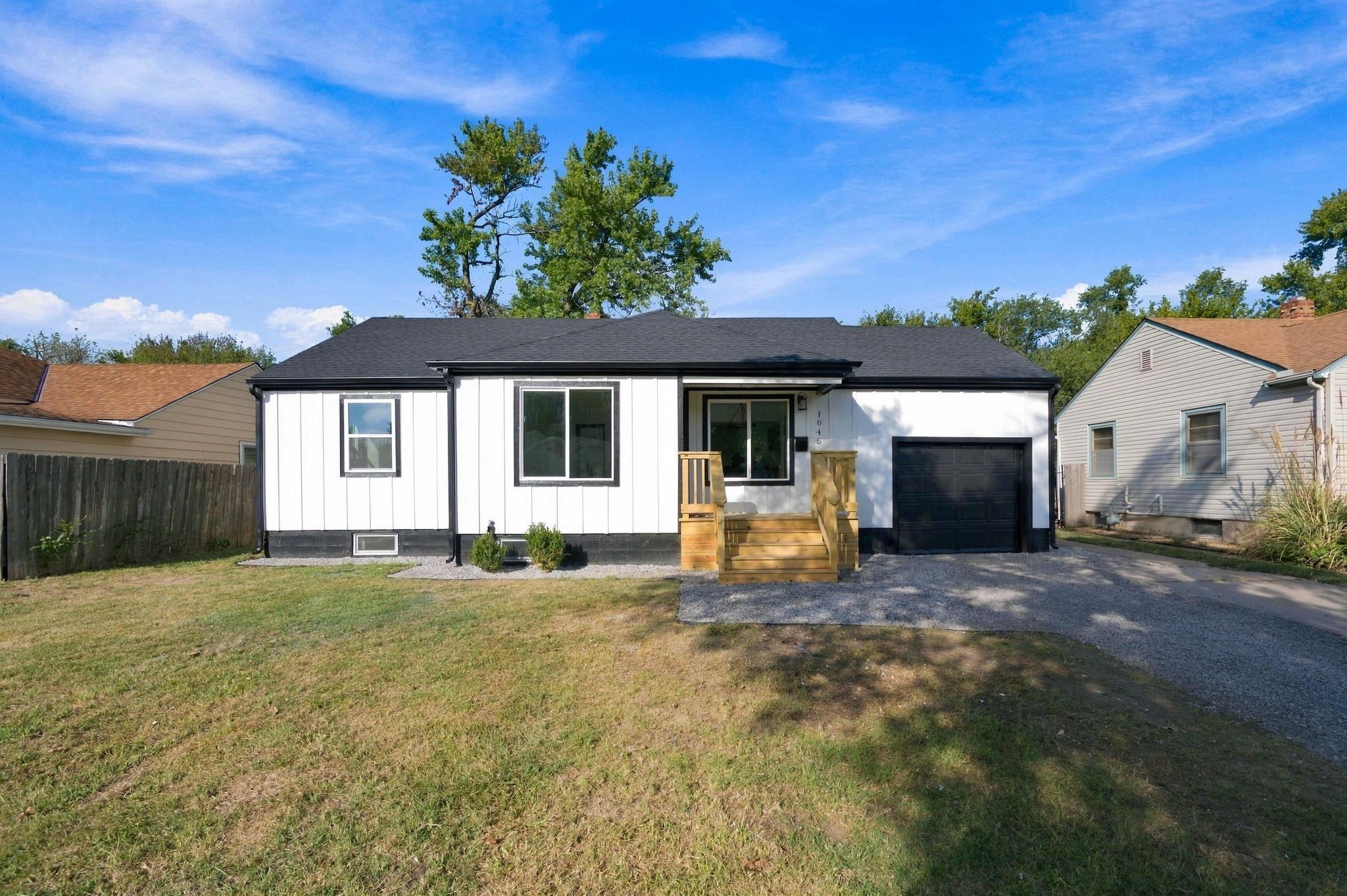1045 N Ridgewood Dr — photo