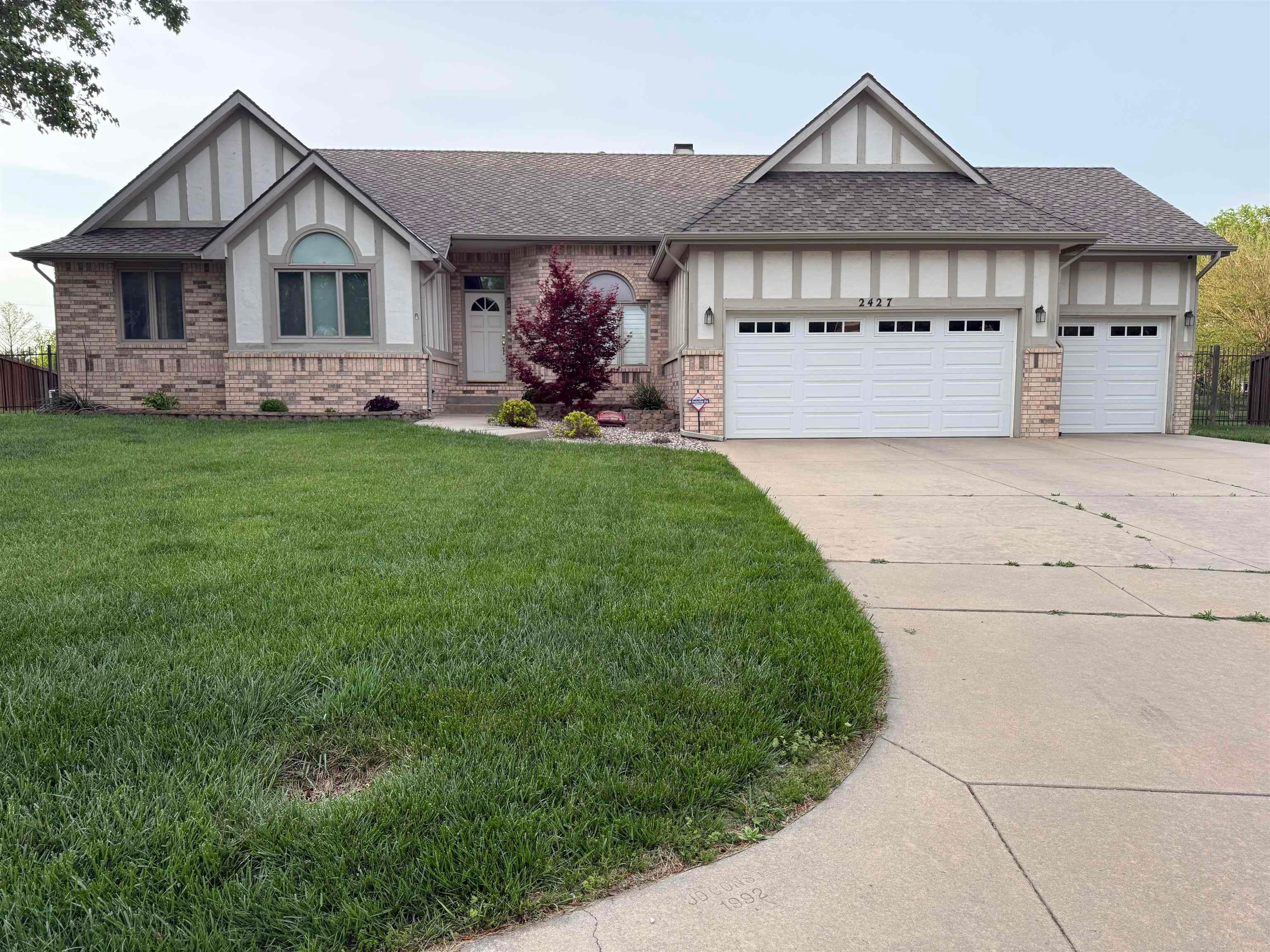 2427 N Vinegate Ct — photo