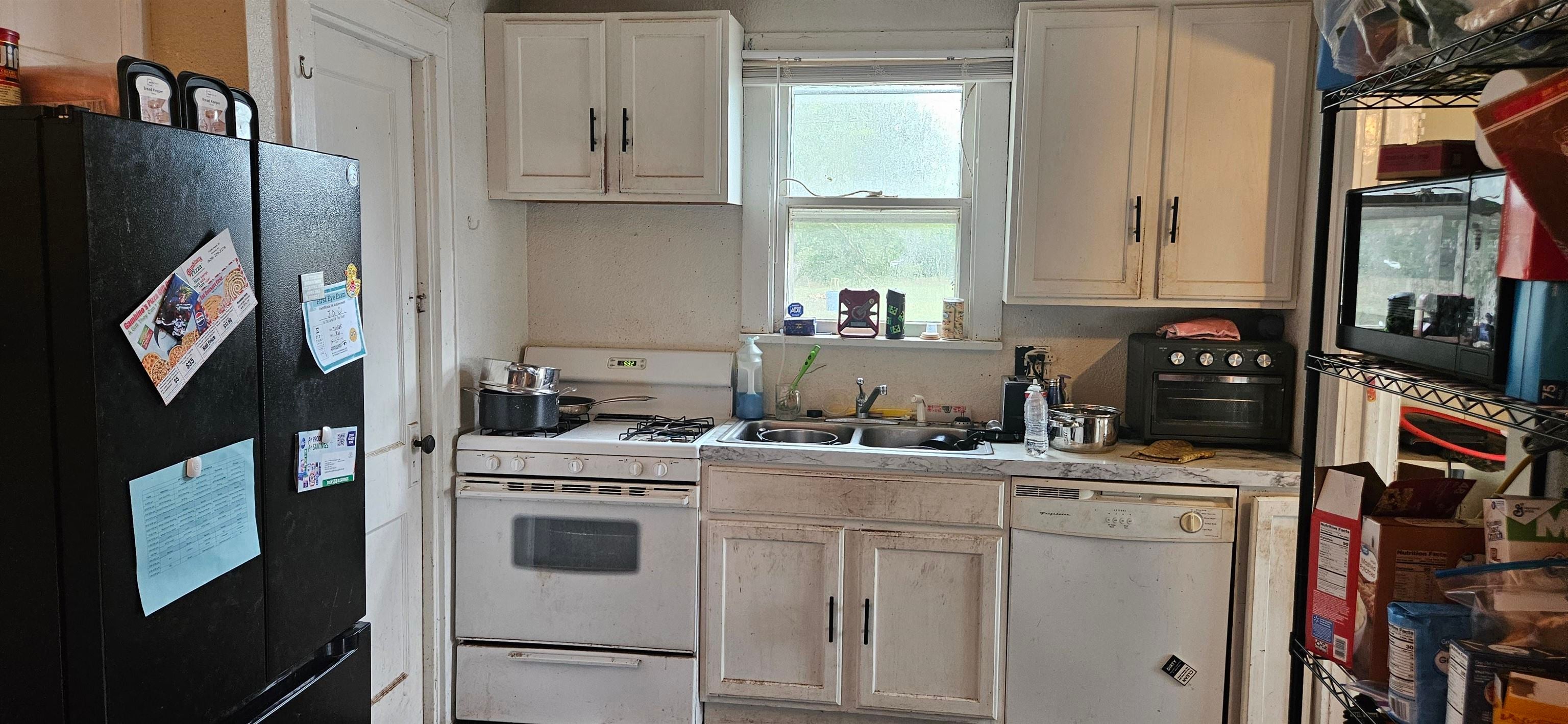 820 E 3rd Ave, Winfield, KS 67156 — photo 2