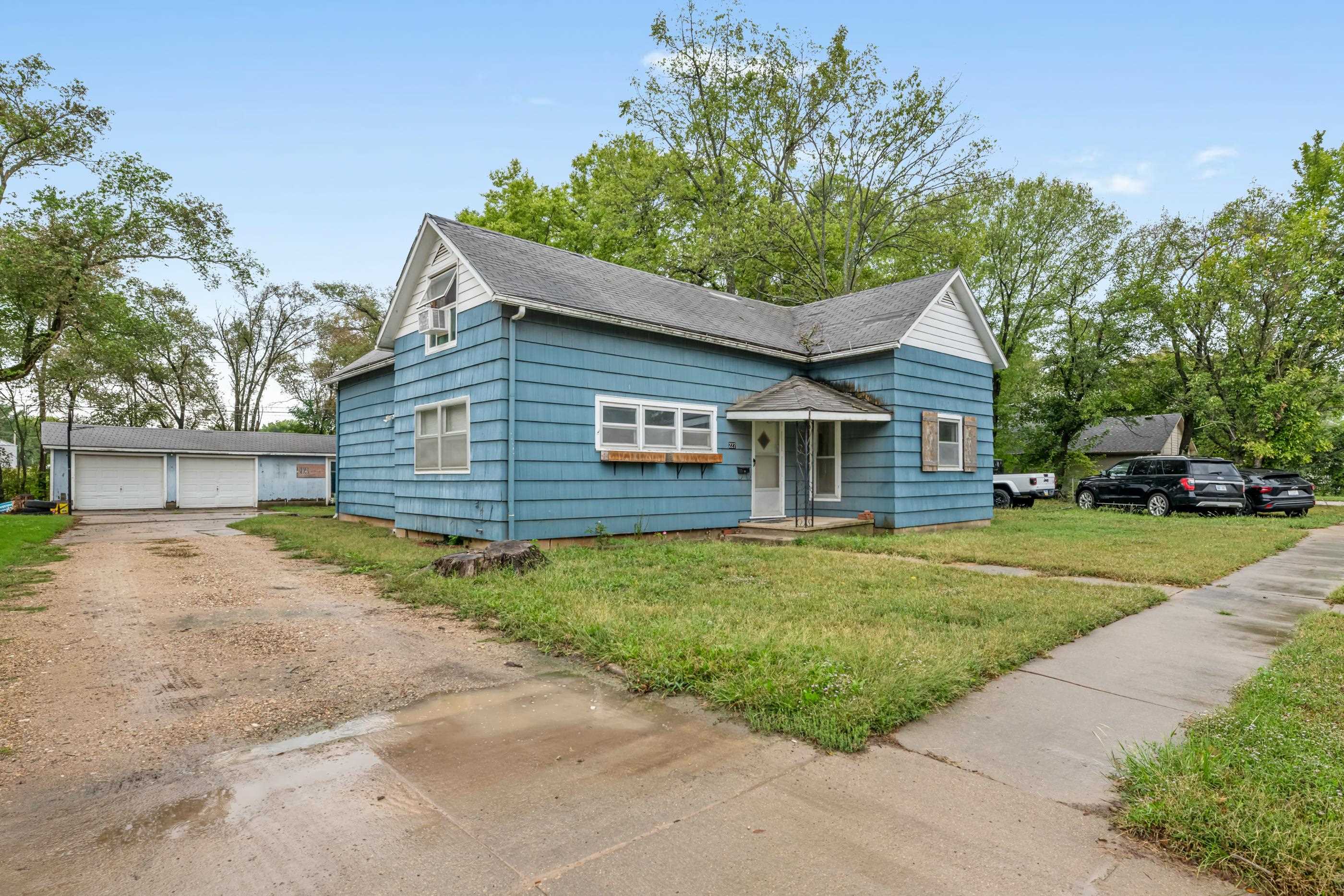 227 E Main St, Augusta, KS 67010 — photo 2