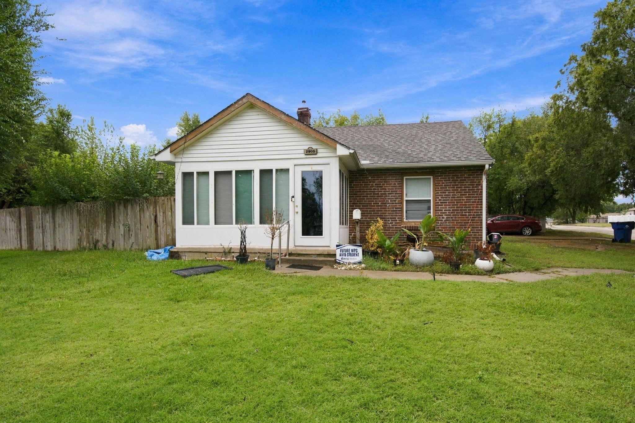 2905 E Stadium Dr — photo