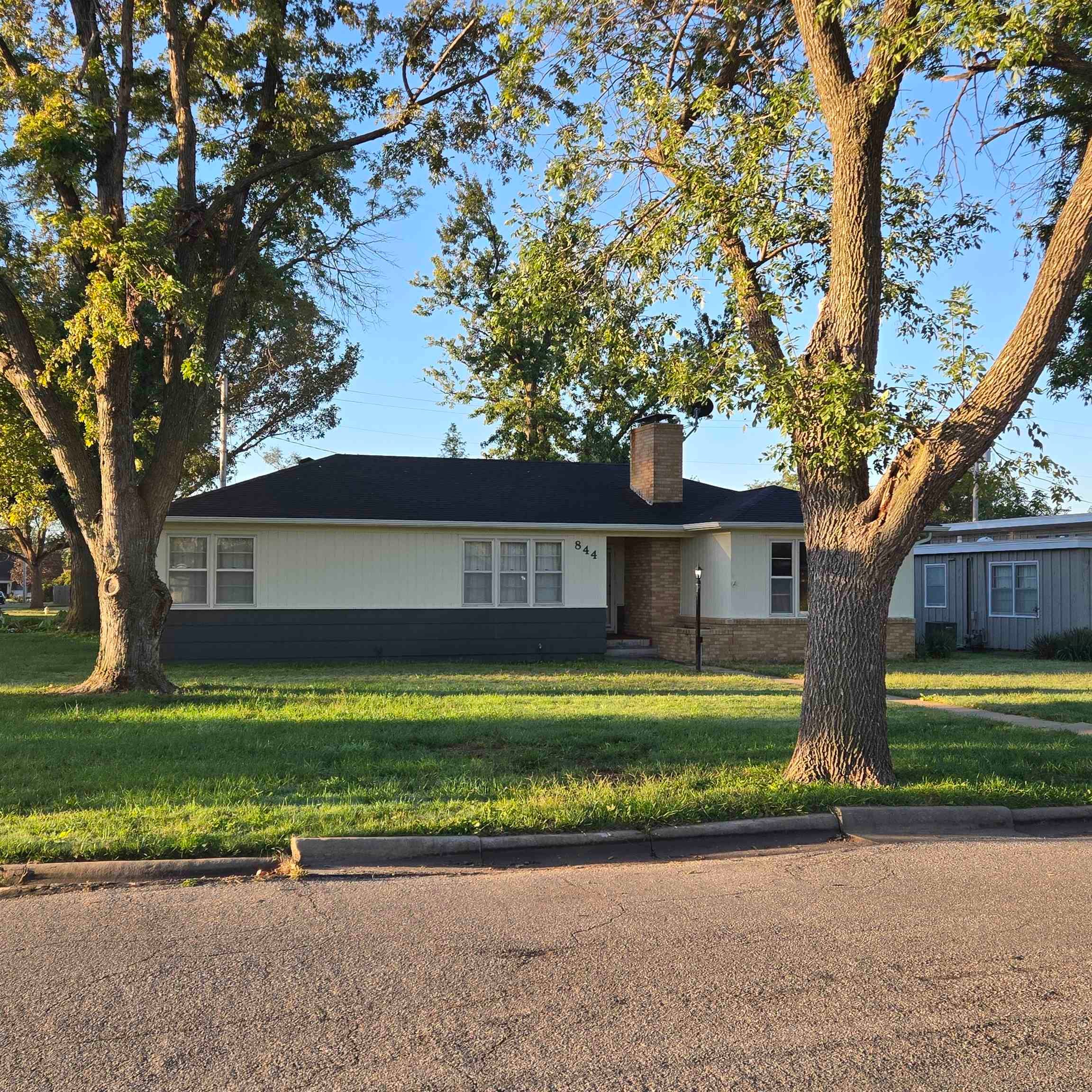 844 E Claflin Ave — photo