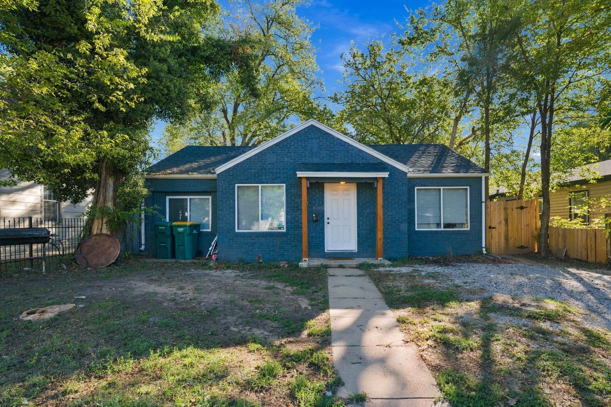 1738 N Waco Ave — photo