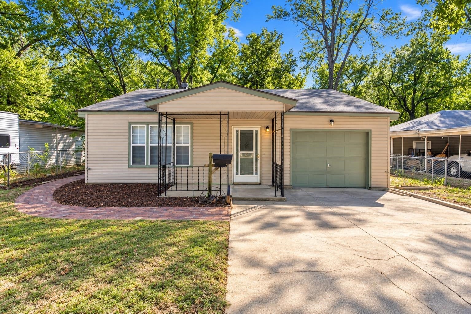 3129 E Glen Oaks Dr — photo