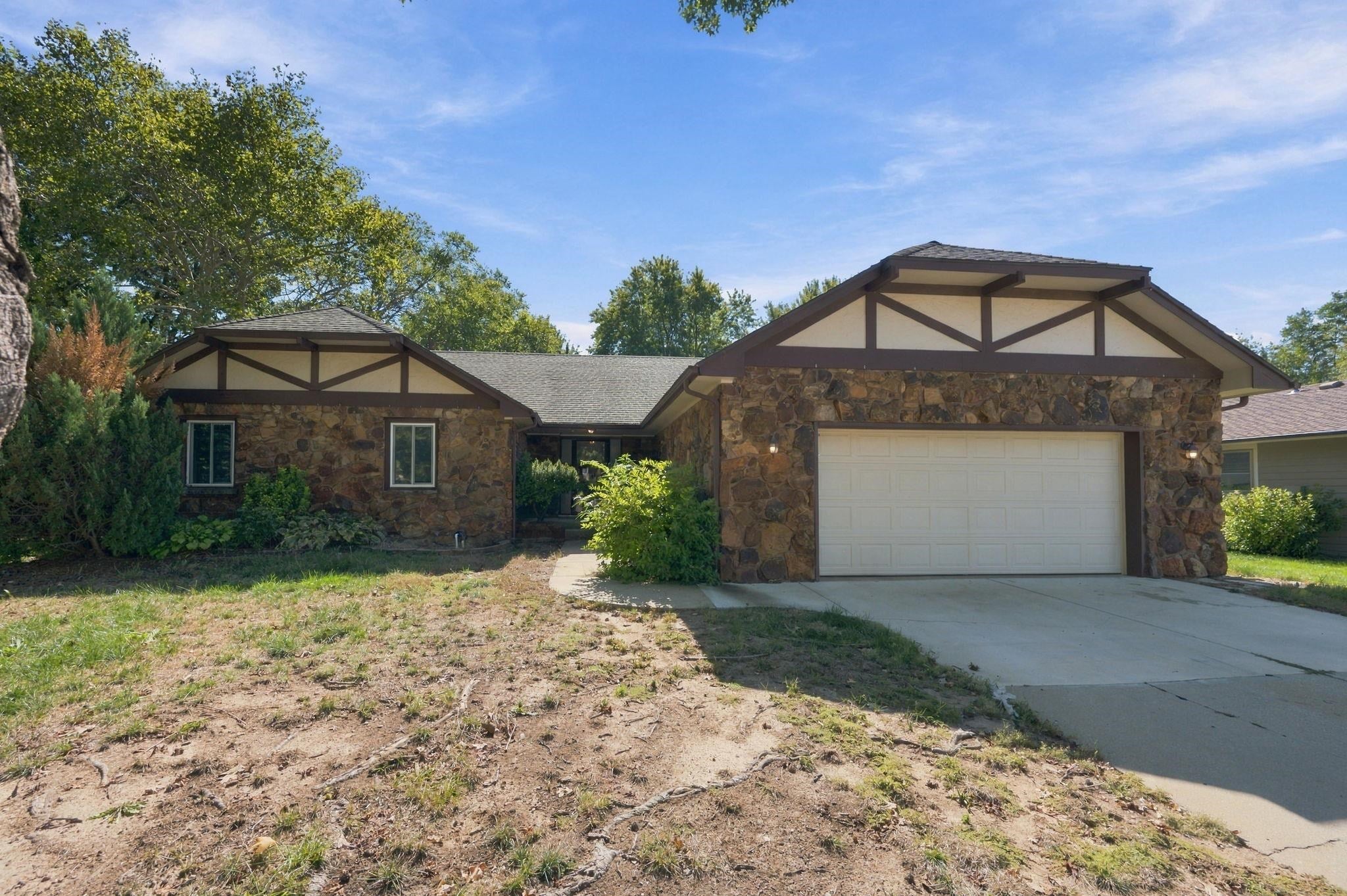 1204 N Armstrong Ct — photo