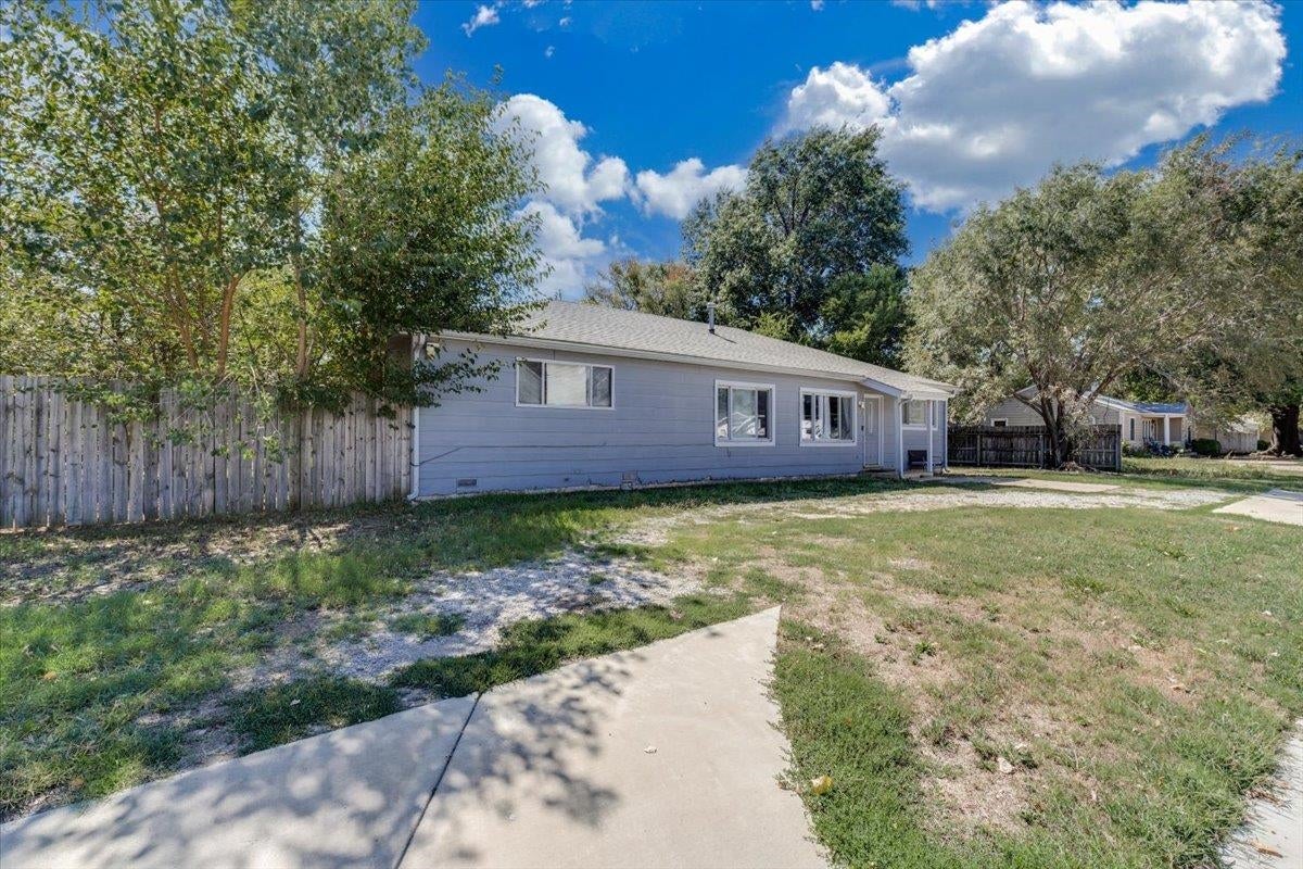 421 E Academy, Maize, KS 67101 — photo 2