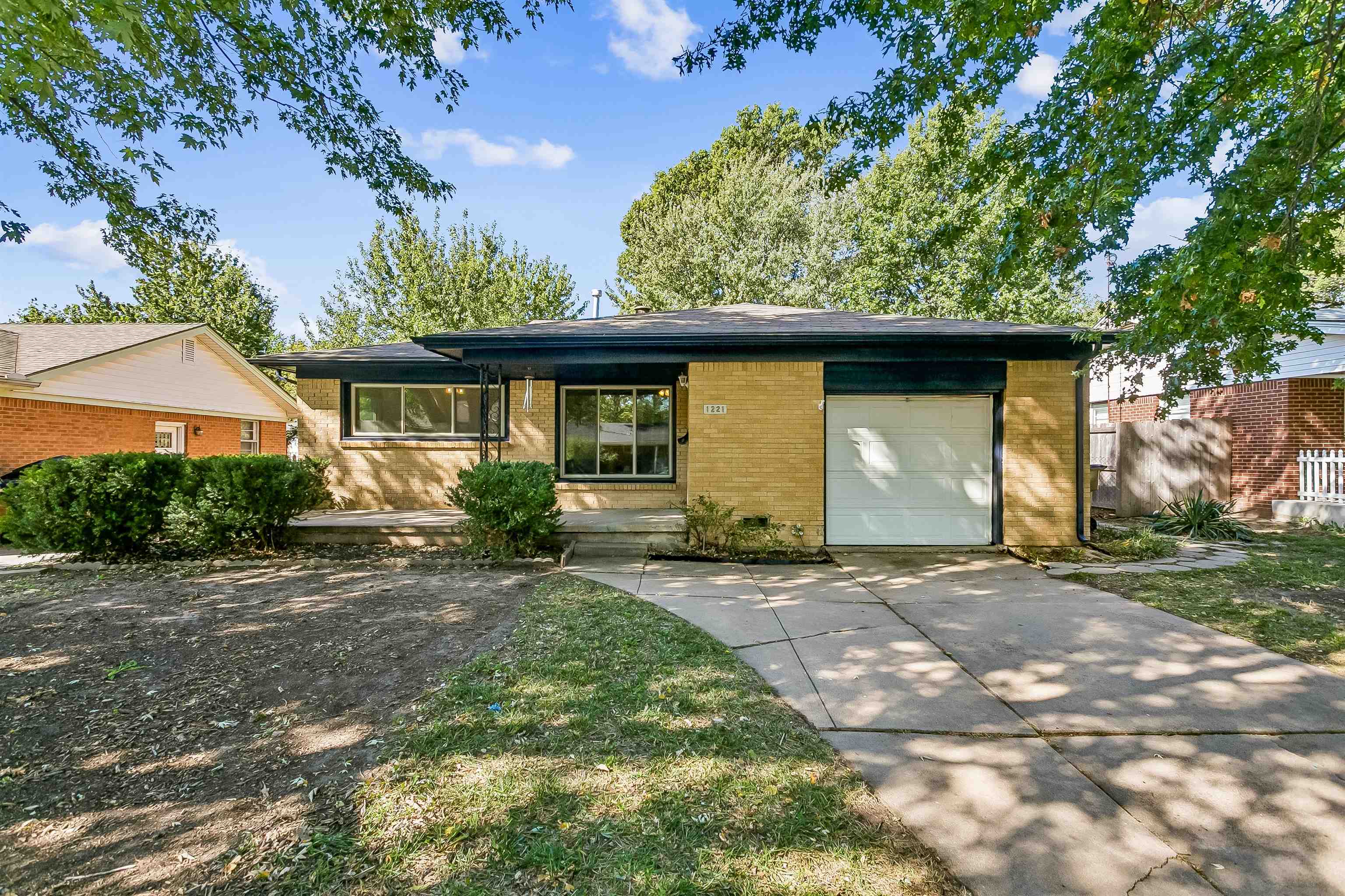 1221 N Derby Ave — photo