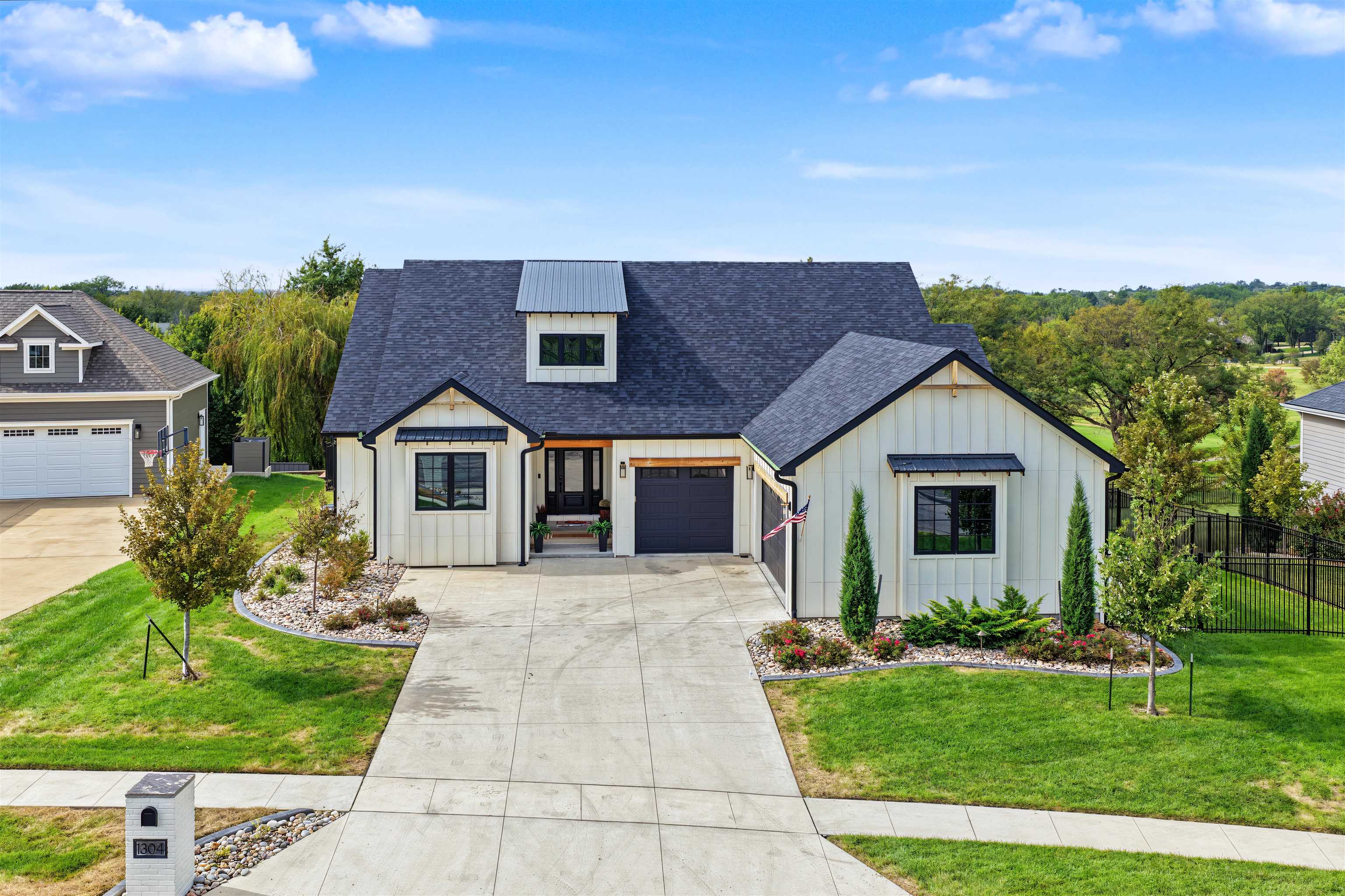 1304 Larkspur Ln — photo