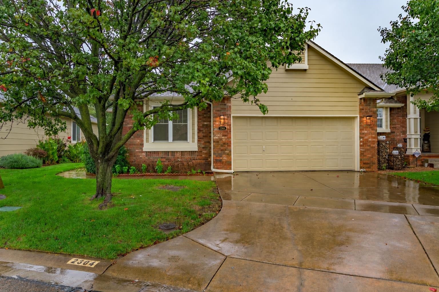 2304 N Lakeway Circle — photo