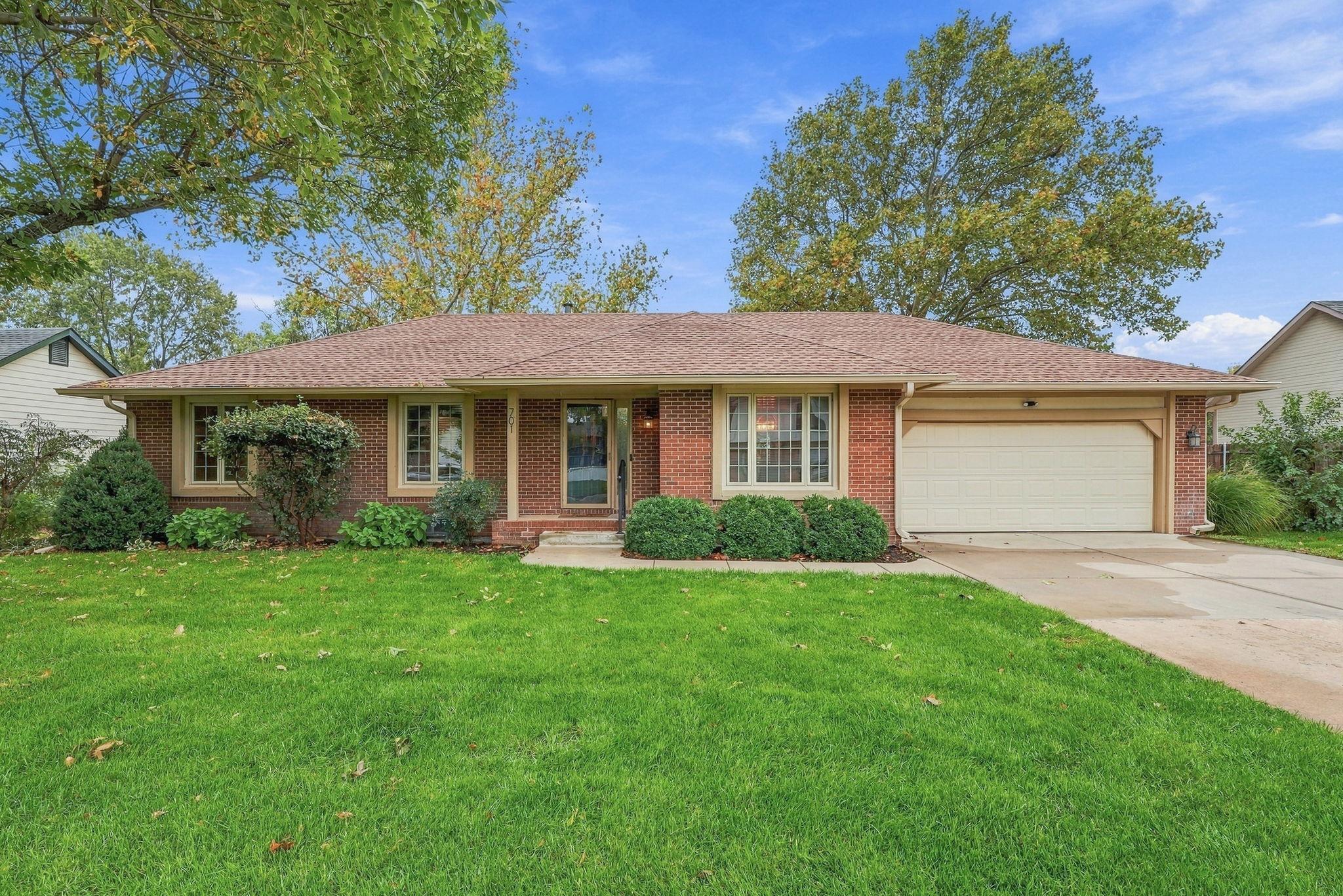701 E Dover Dr — photo